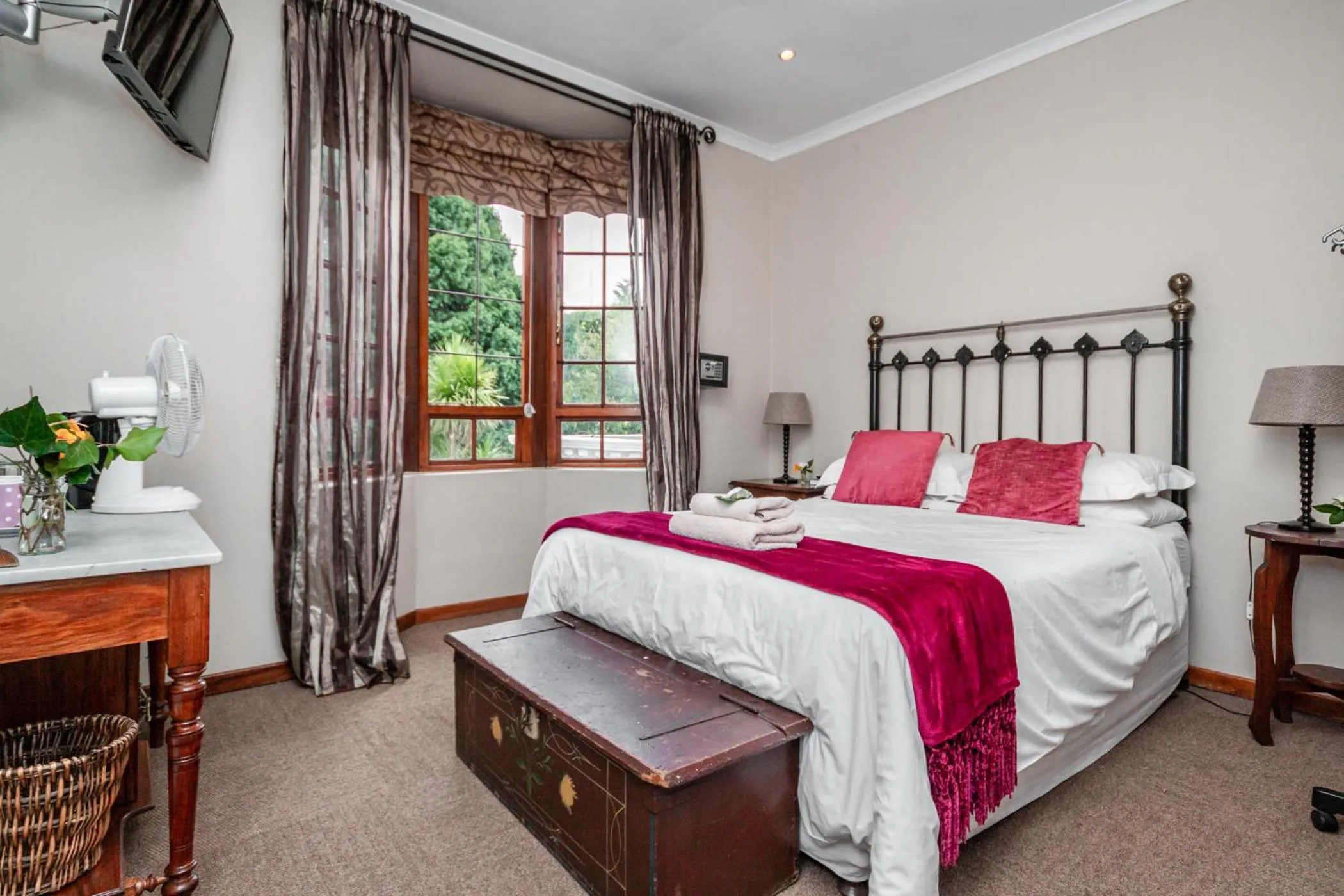 Bedroom, Bed in 5th Avenue Gooseberry Guest House