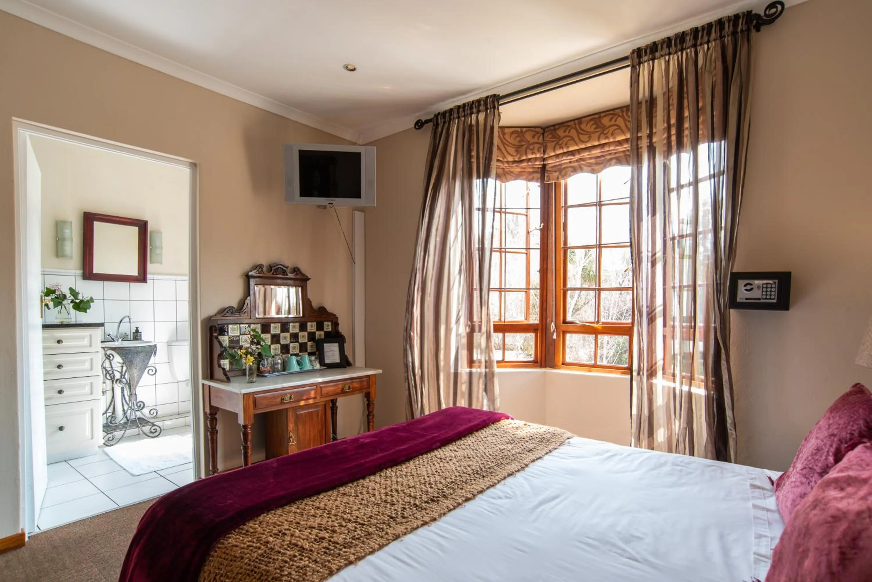 Photo of the whole room, Bed in 5th Avenue Gooseberry Guest House