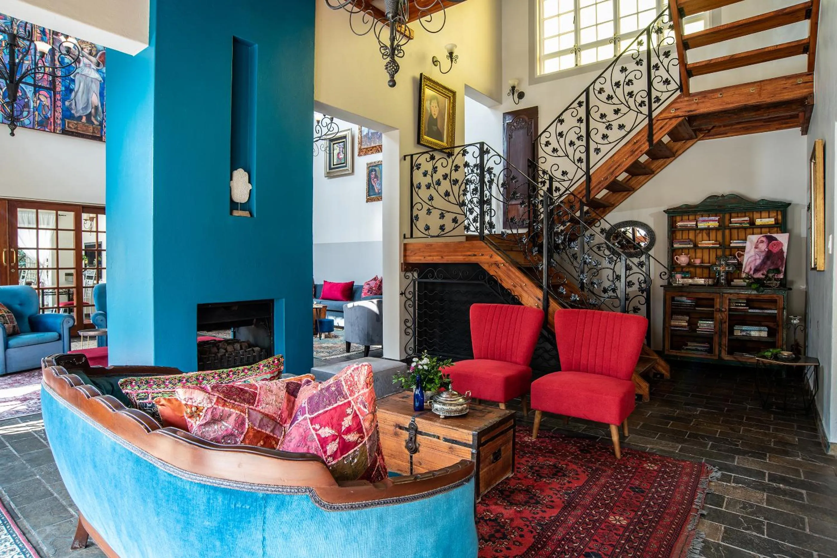 Communal lounge/ TV room in 5th Avenue Gooseberry Guest House