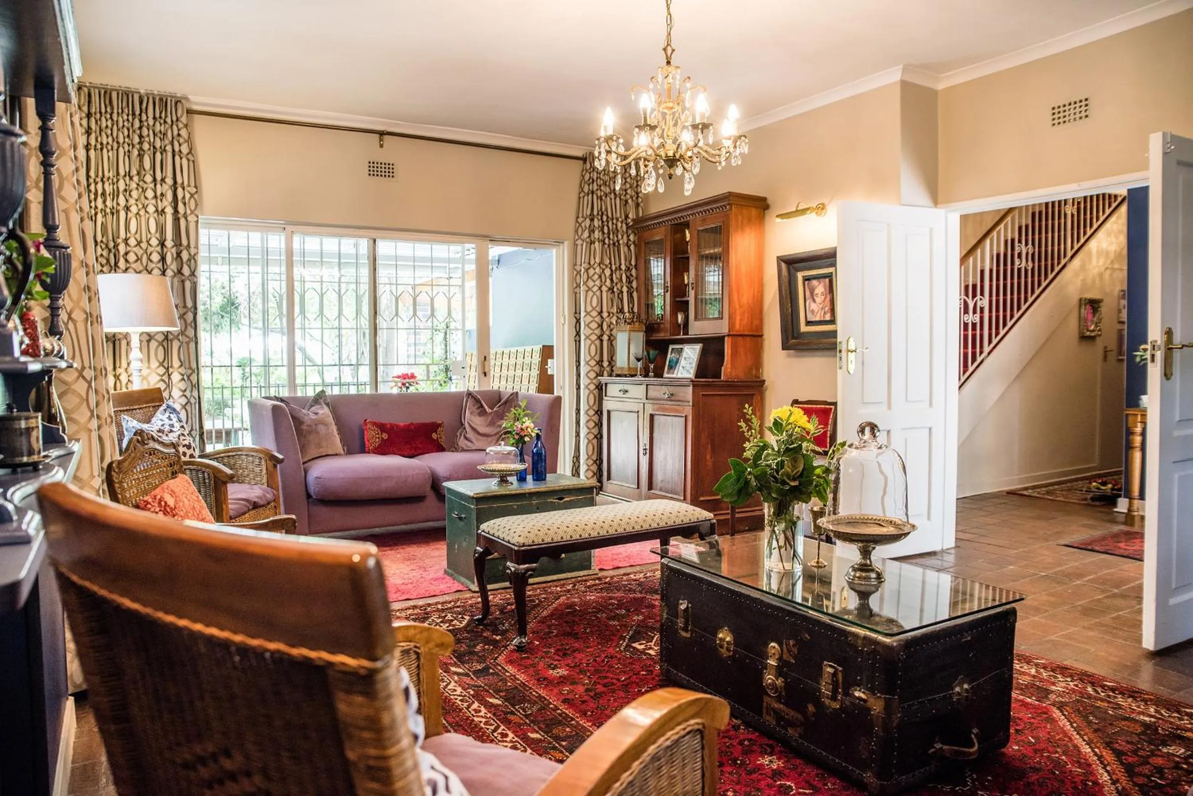 Communal lounge/ TV room in 5th Avenue Gooseberry Guest House