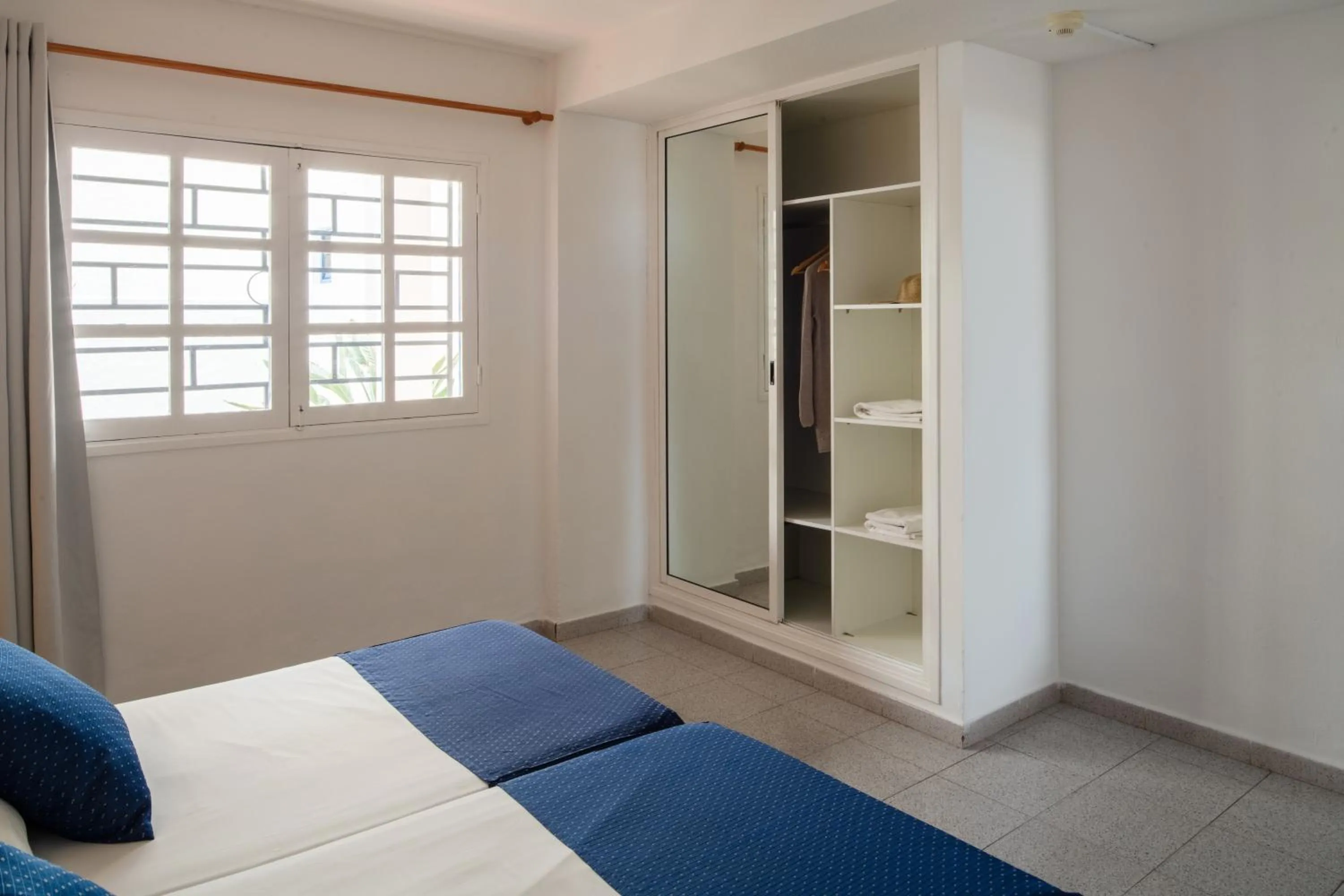 wardrobe, Bed in Ereza Apartamentos Los Hibiscos - Adults Only