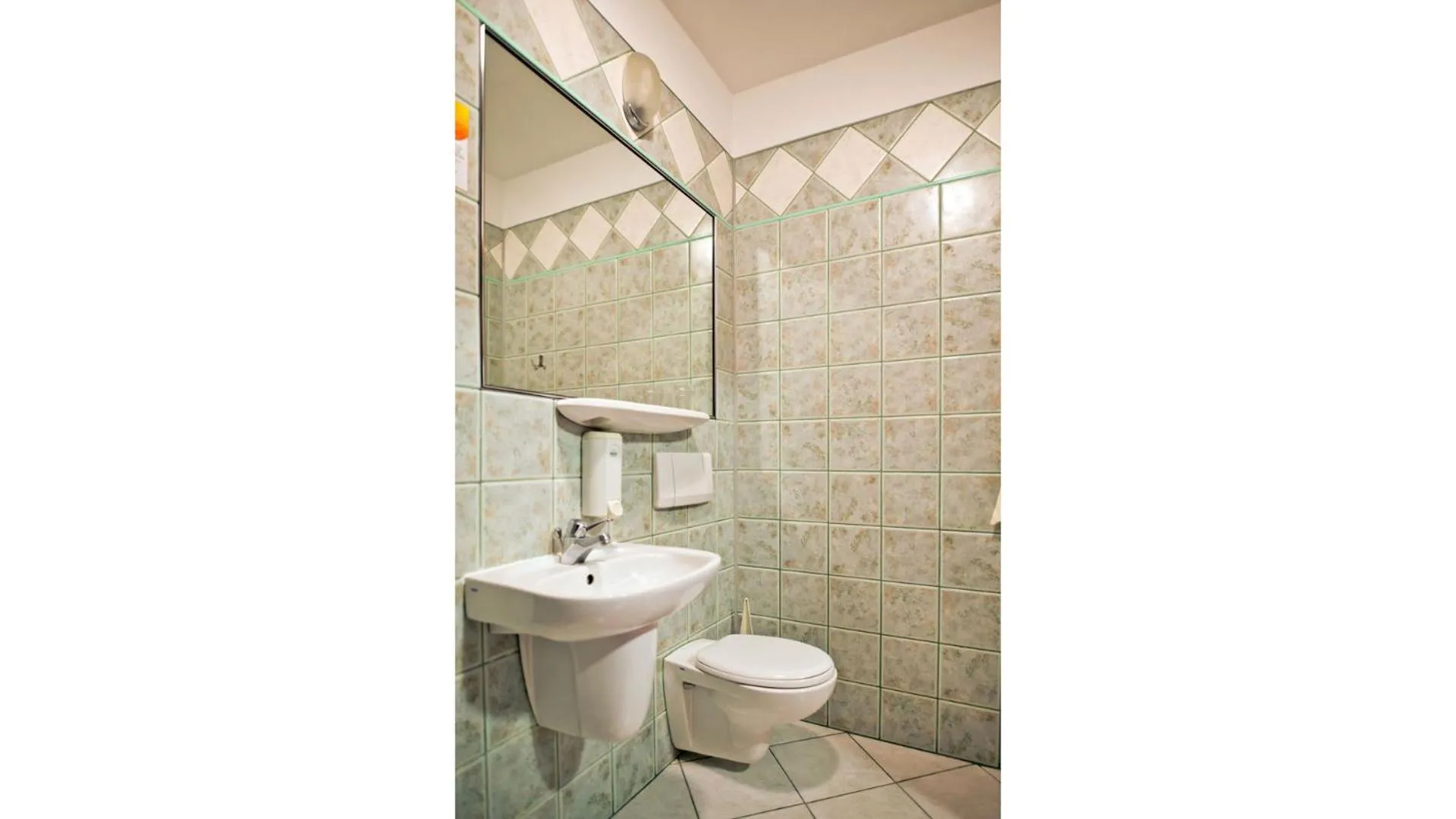 Toilet in Hotel Kama Park