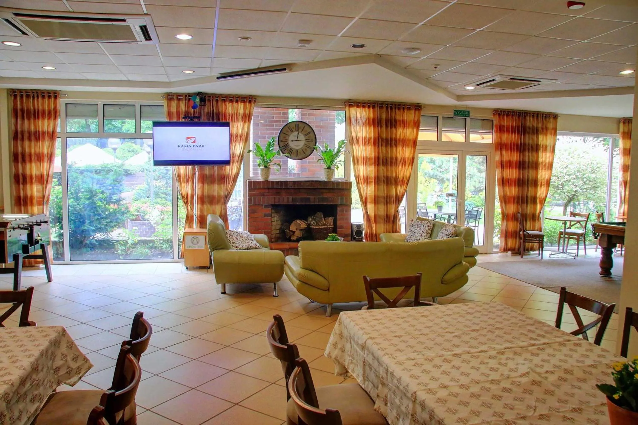 Communal lounge/ TV room in Hotel Kama Park