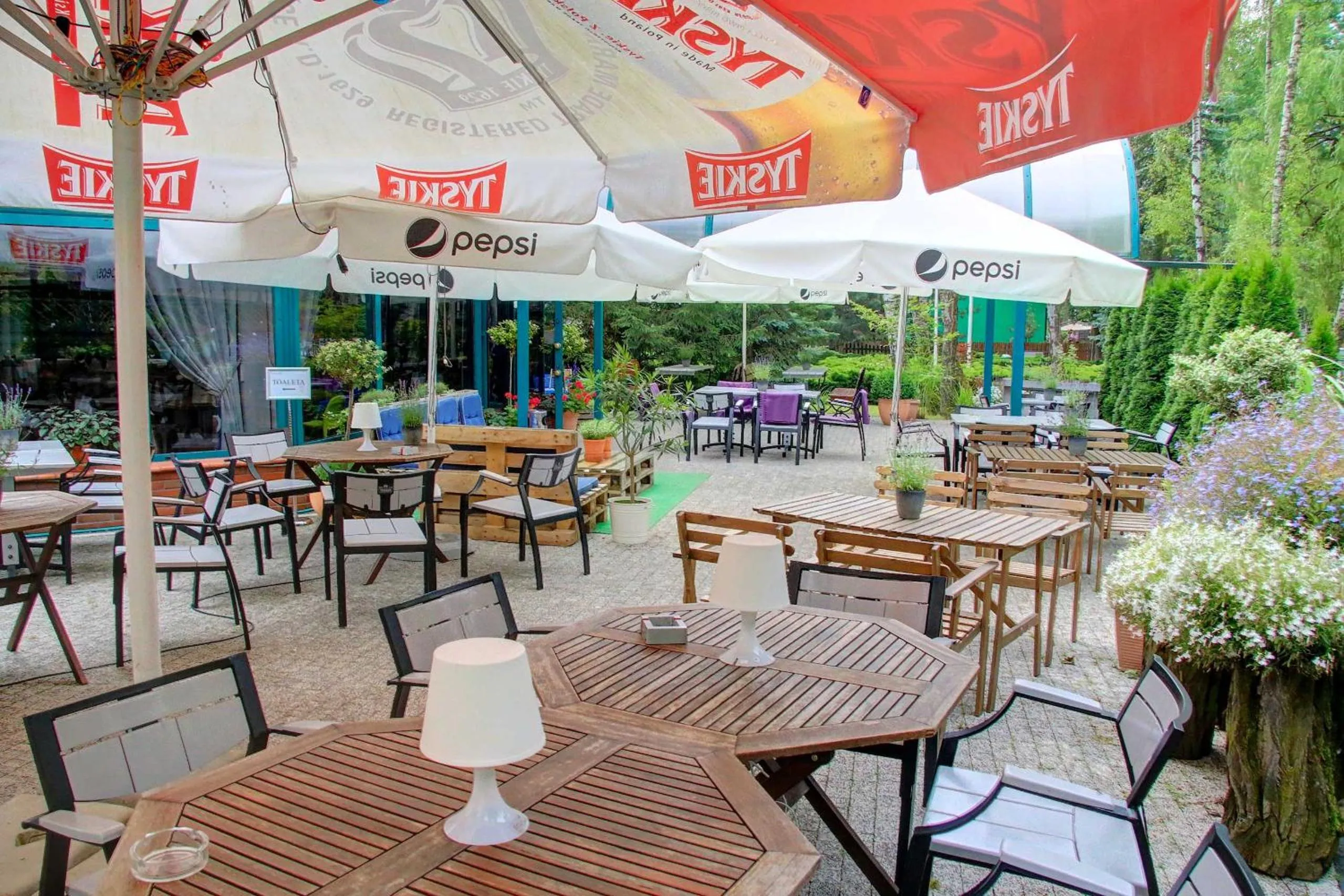 Restaurant/places to eat in Hotel Kama Park