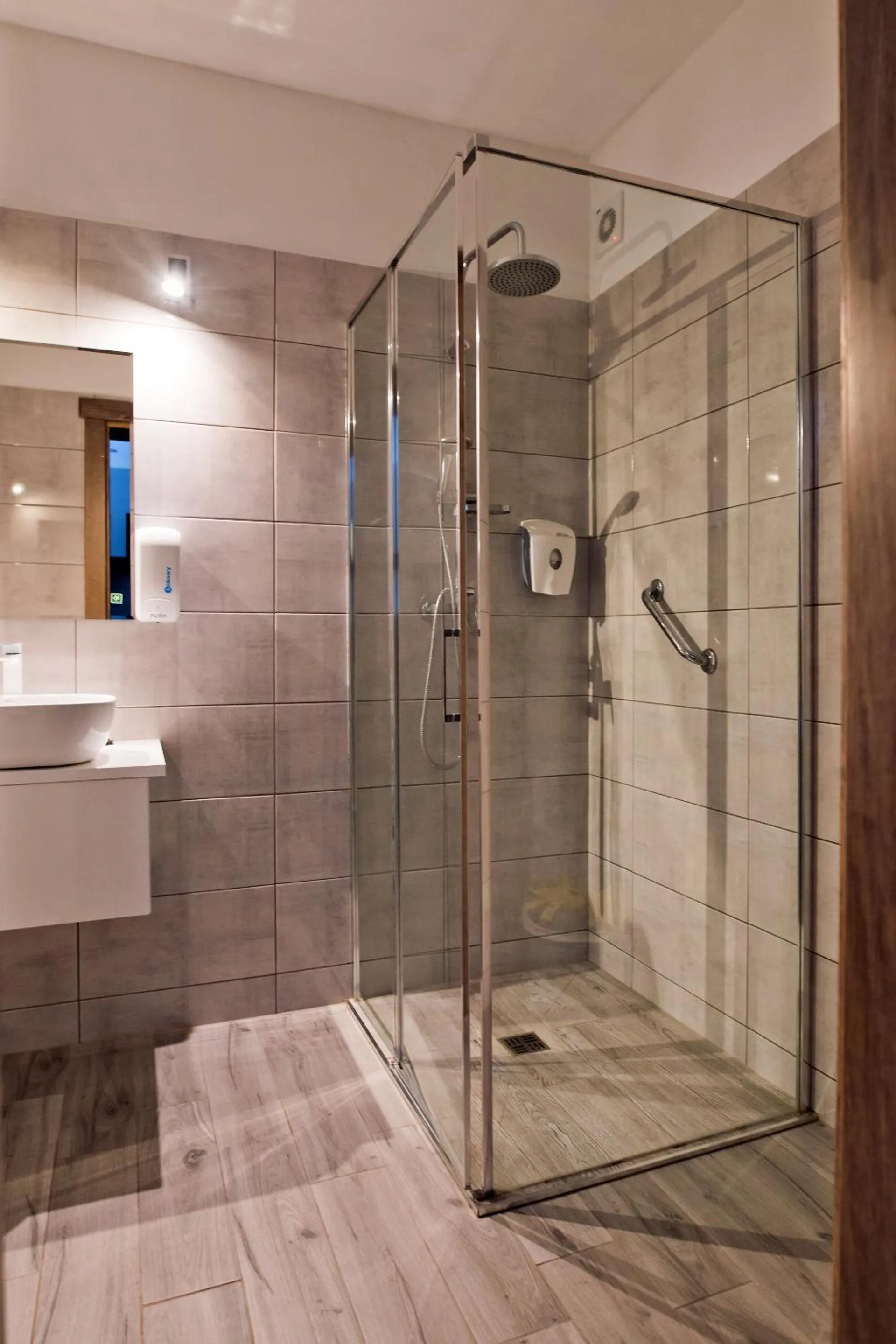 Shower in Hotel Kama Park
