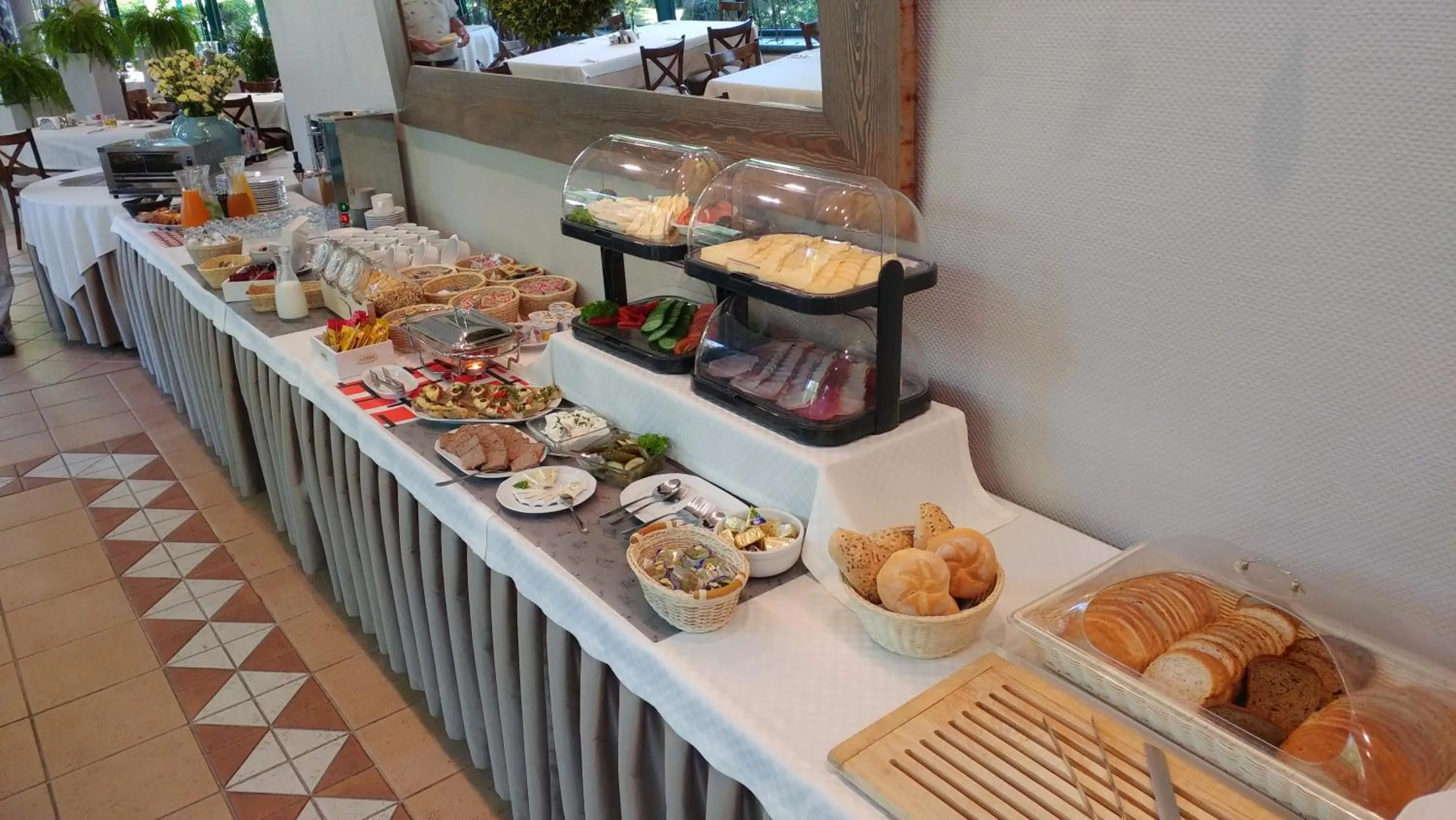 Food and drinks in Hotel Kama Park