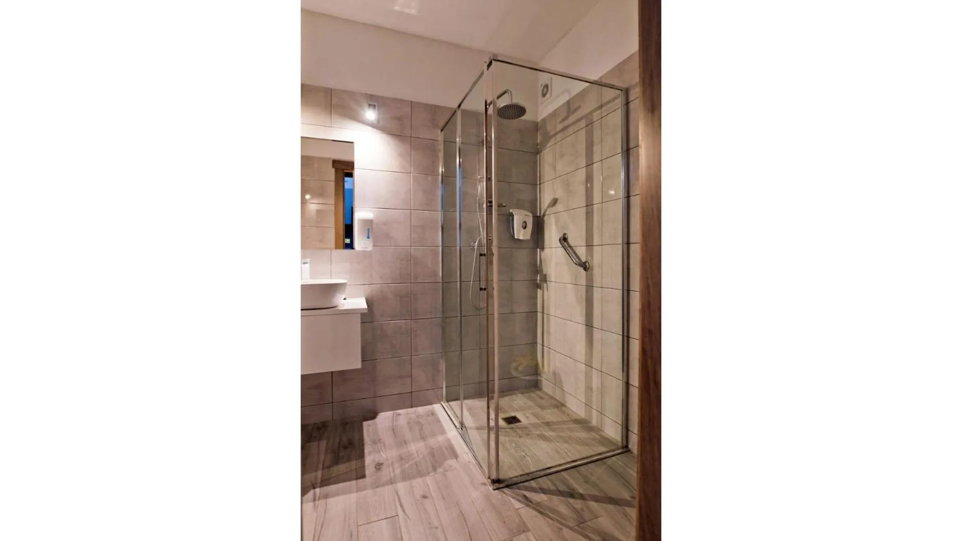 Shower in Hotel Kama Park