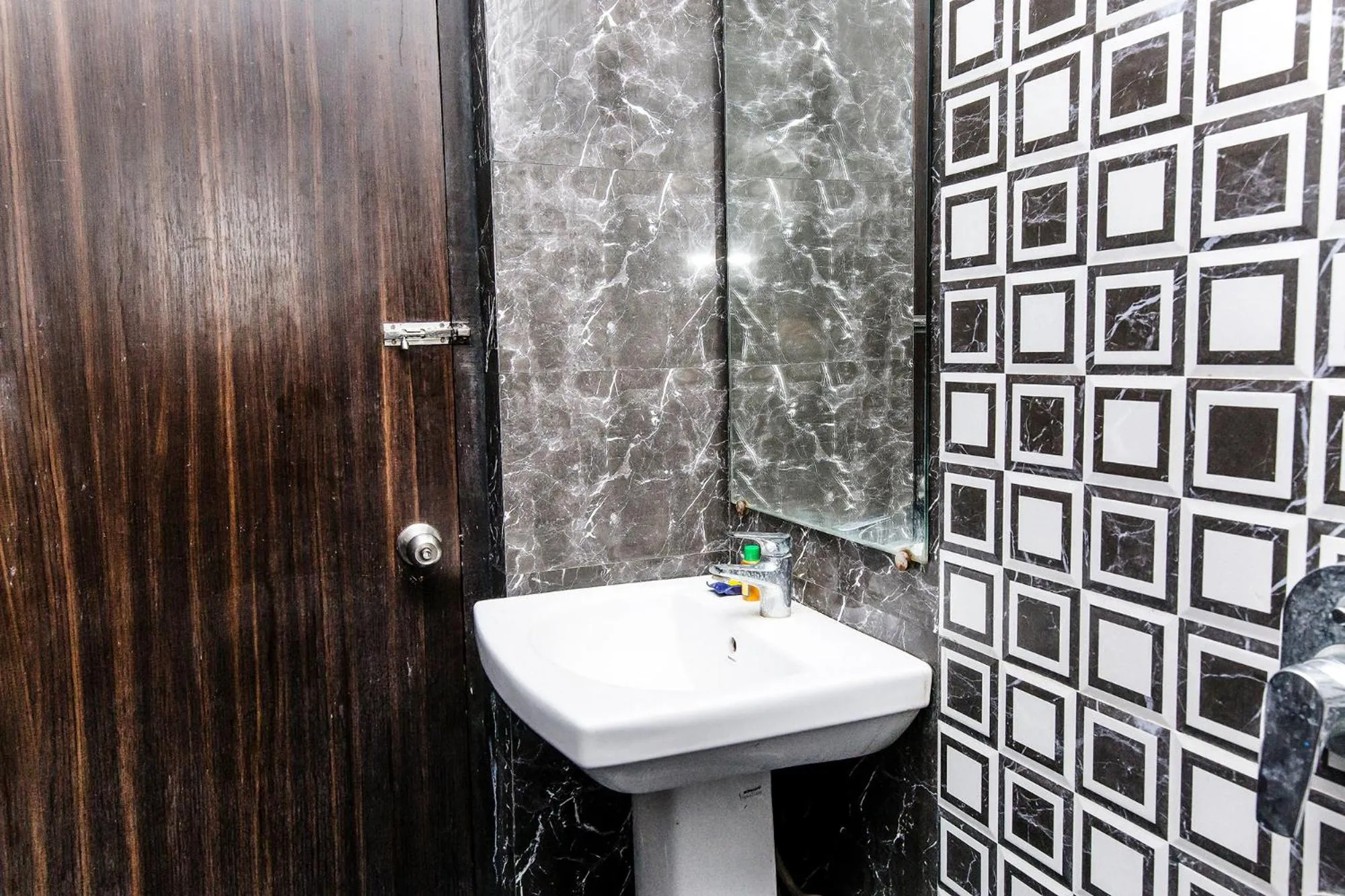 Bathroom in FabHotel De Sivalika - 500m from Belur Math