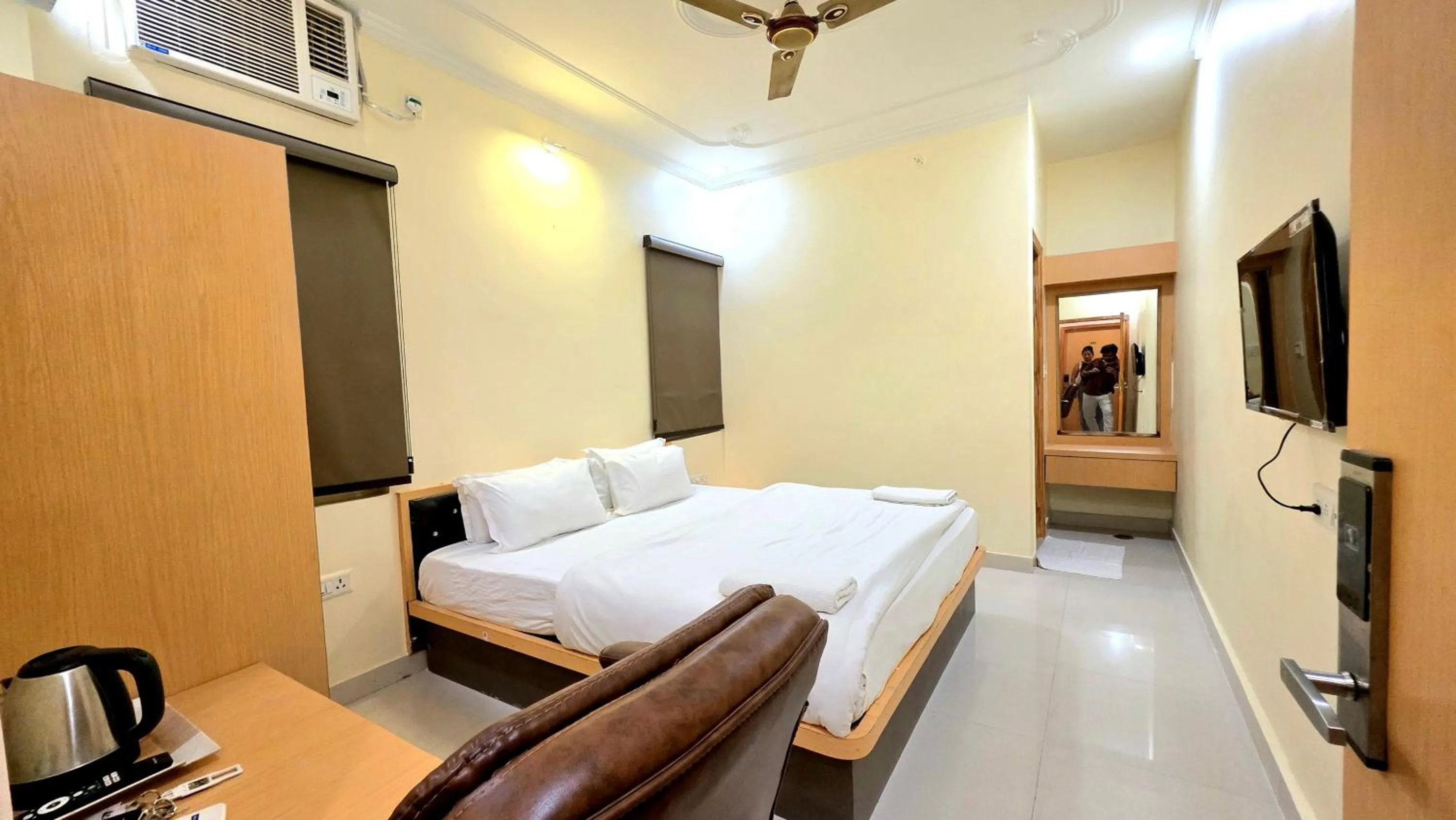 Photo of the whole room, Bed in The White Canyon