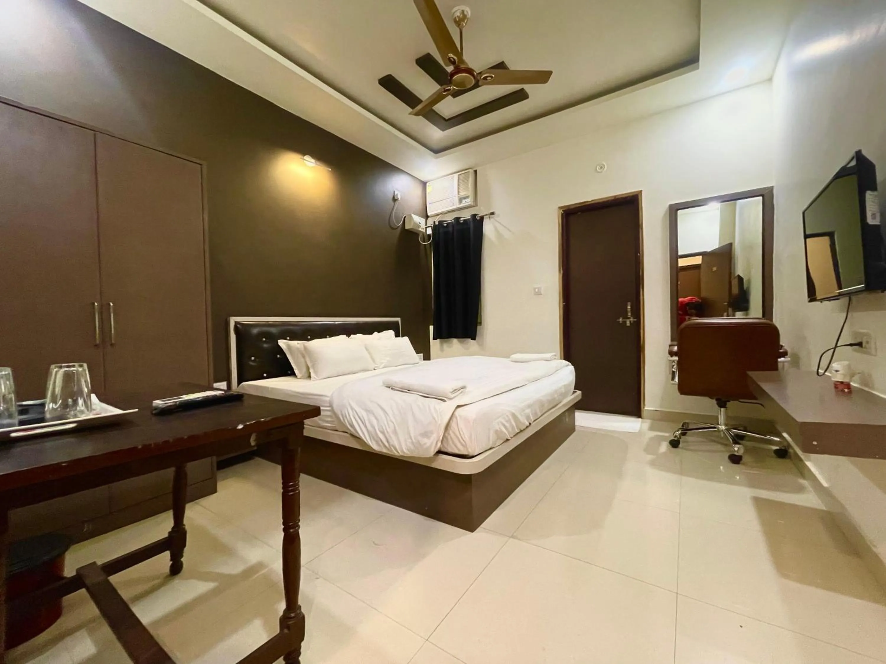 Photo of the whole room, Bed in The White Canyon