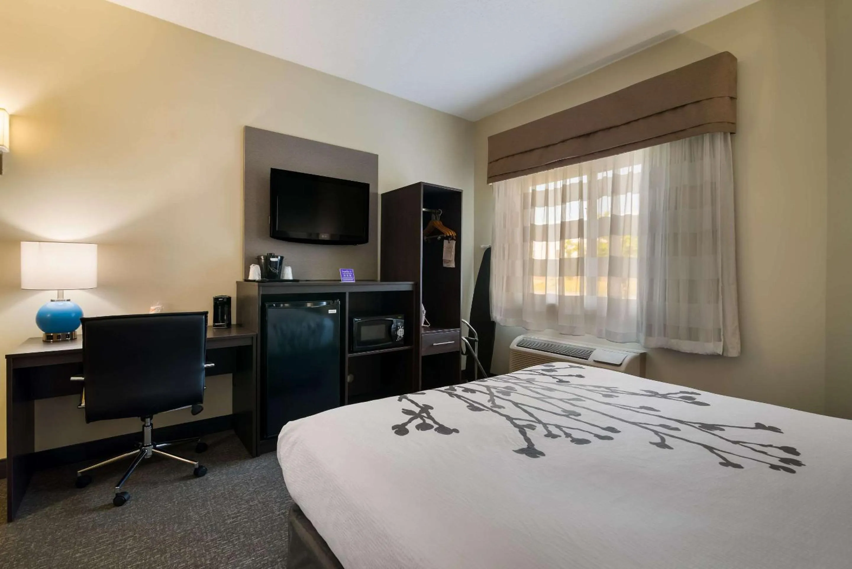 Bedroom, Bed in Garner Hotel Londonderry - Manchester by IHG