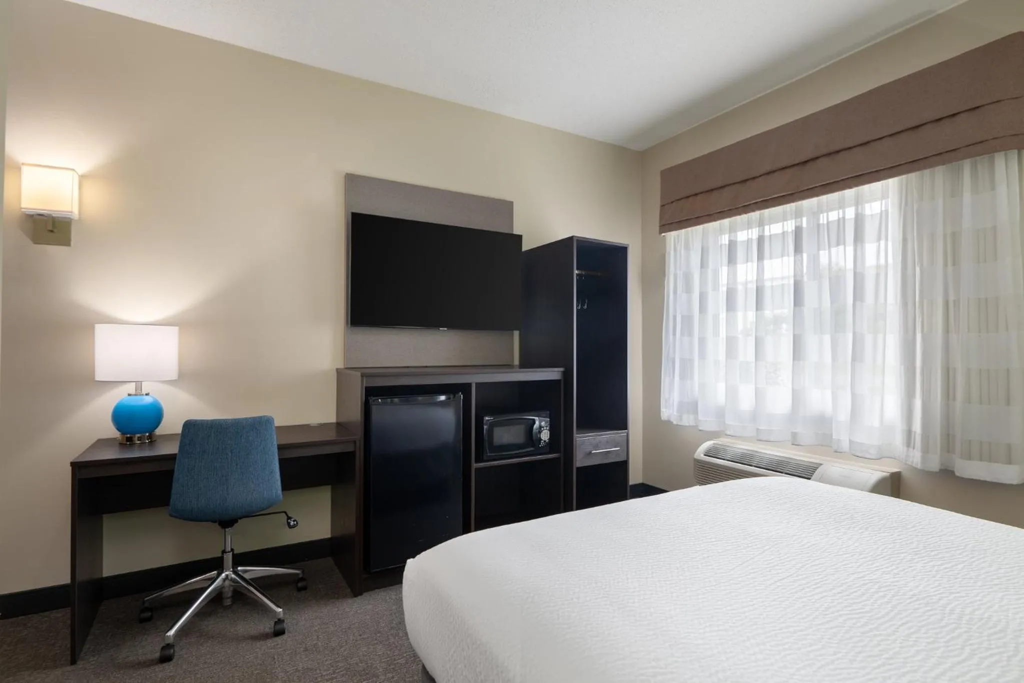 Photo of the whole room, Bed in Garner Hotel Londonderry - Manchester by IHG