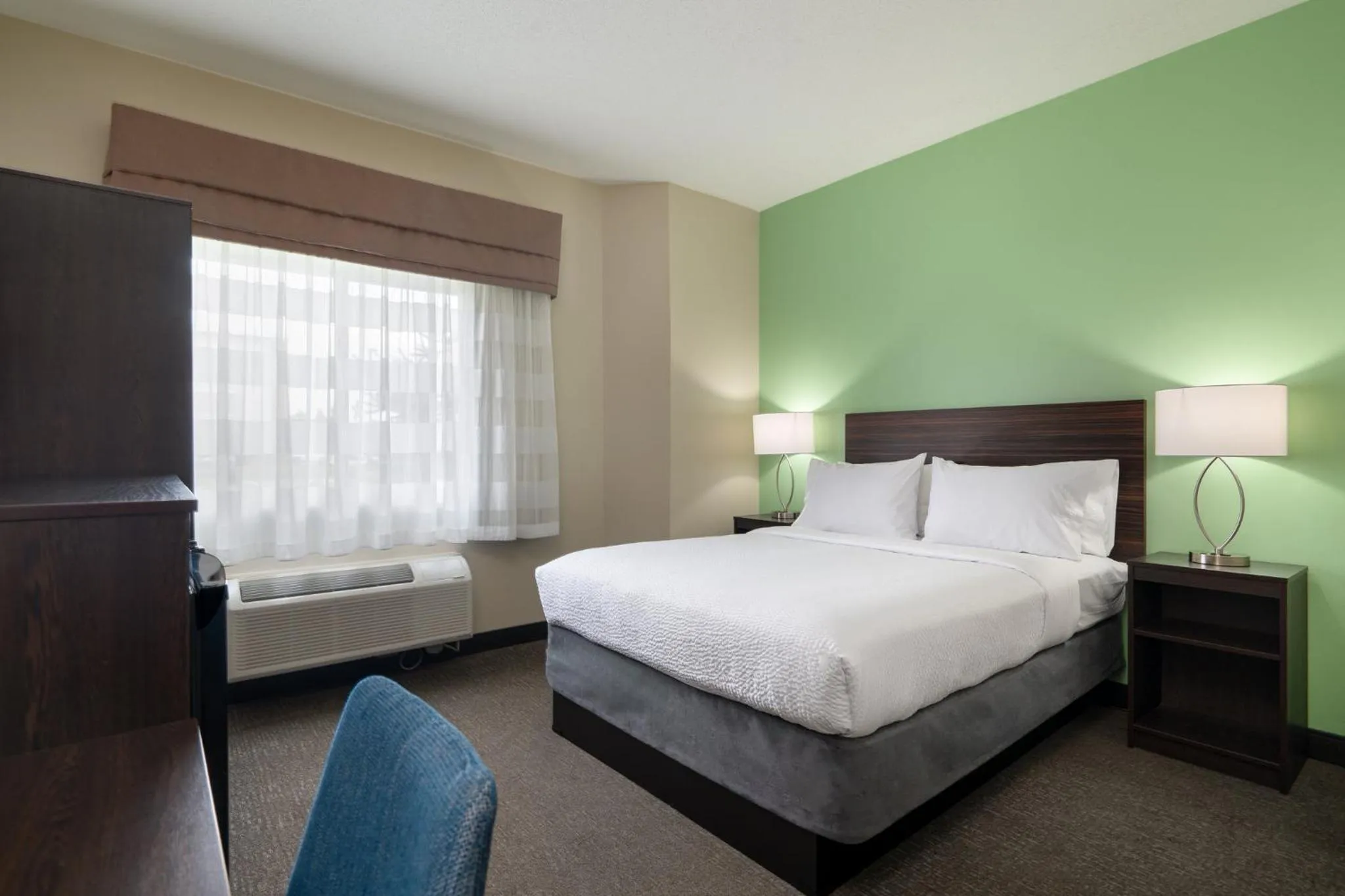 Photo of the whole room, Bed in Garner Hotel Londonderry - Manchester by IHG