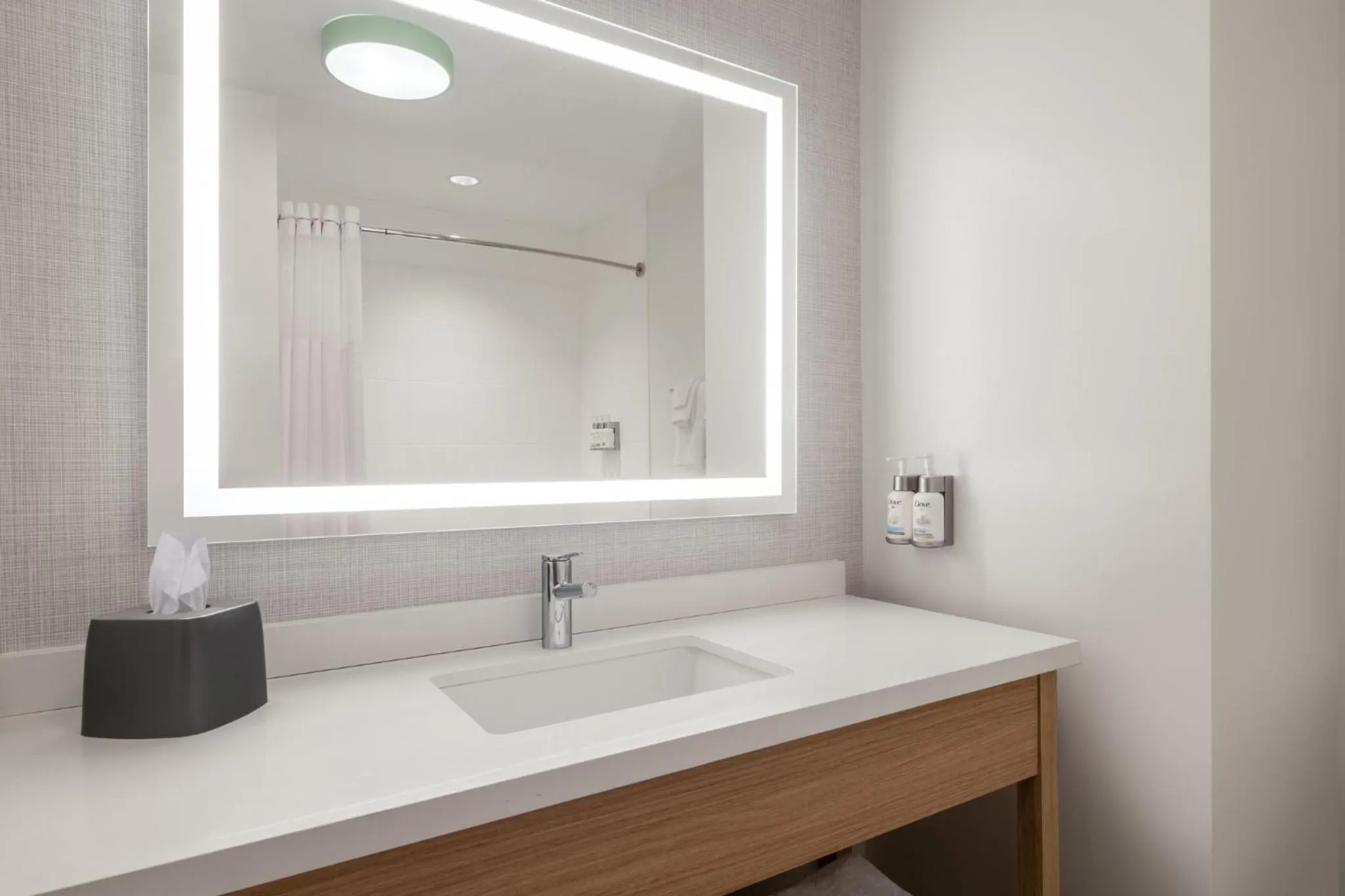Bathroom in Garner Hotel Londonderry - Manchester by IHG