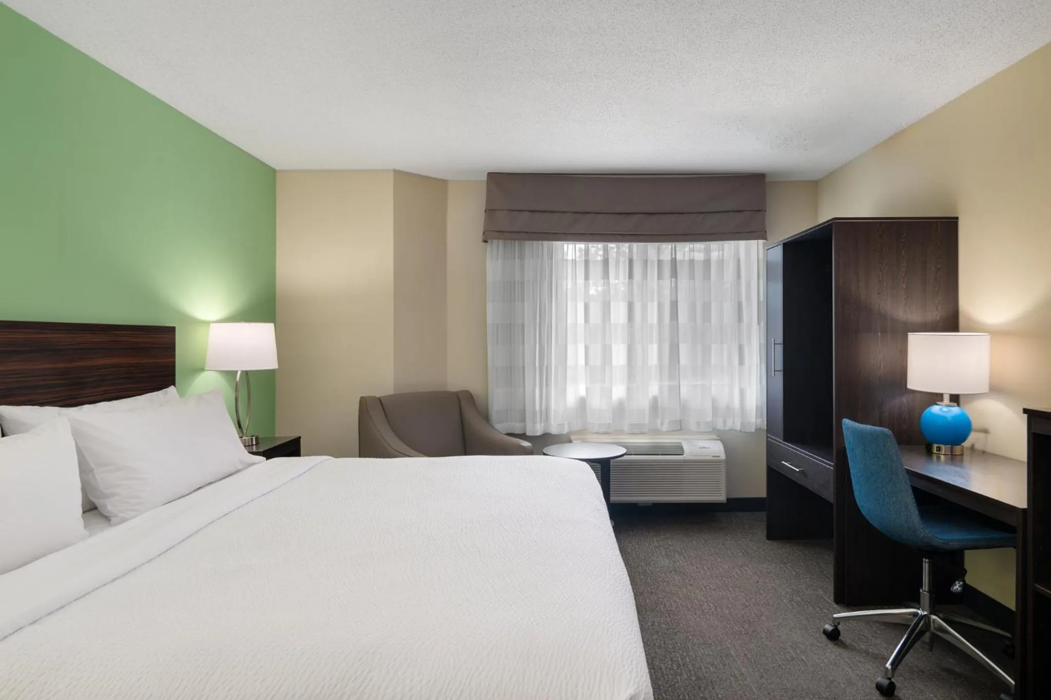 Photo of the whole room, Bed in Garner Hotel Londonderry - Manchester by IHG