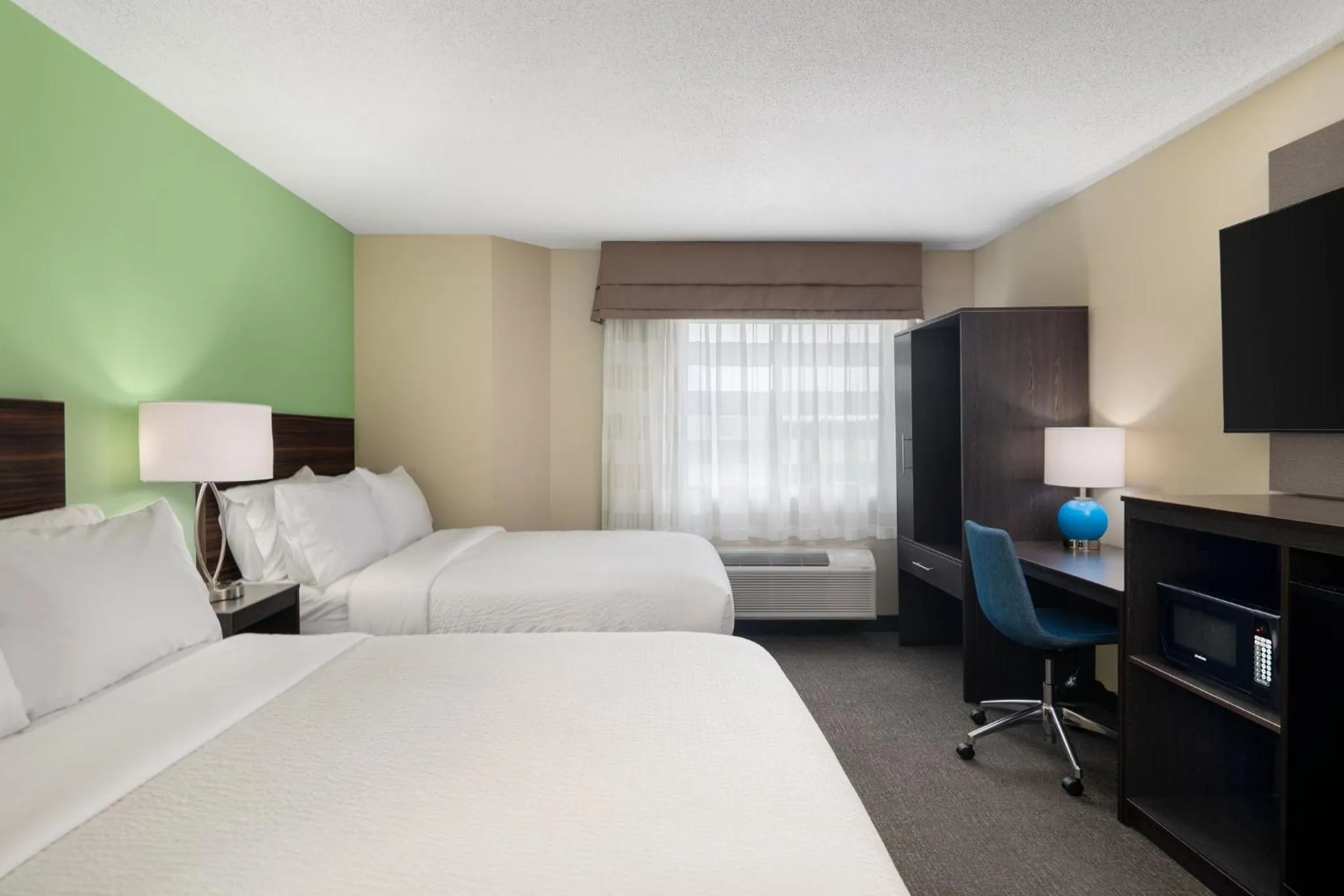 Photo of the whole room, Bed in Garner Hotel Londonderry - Manchester by IHG