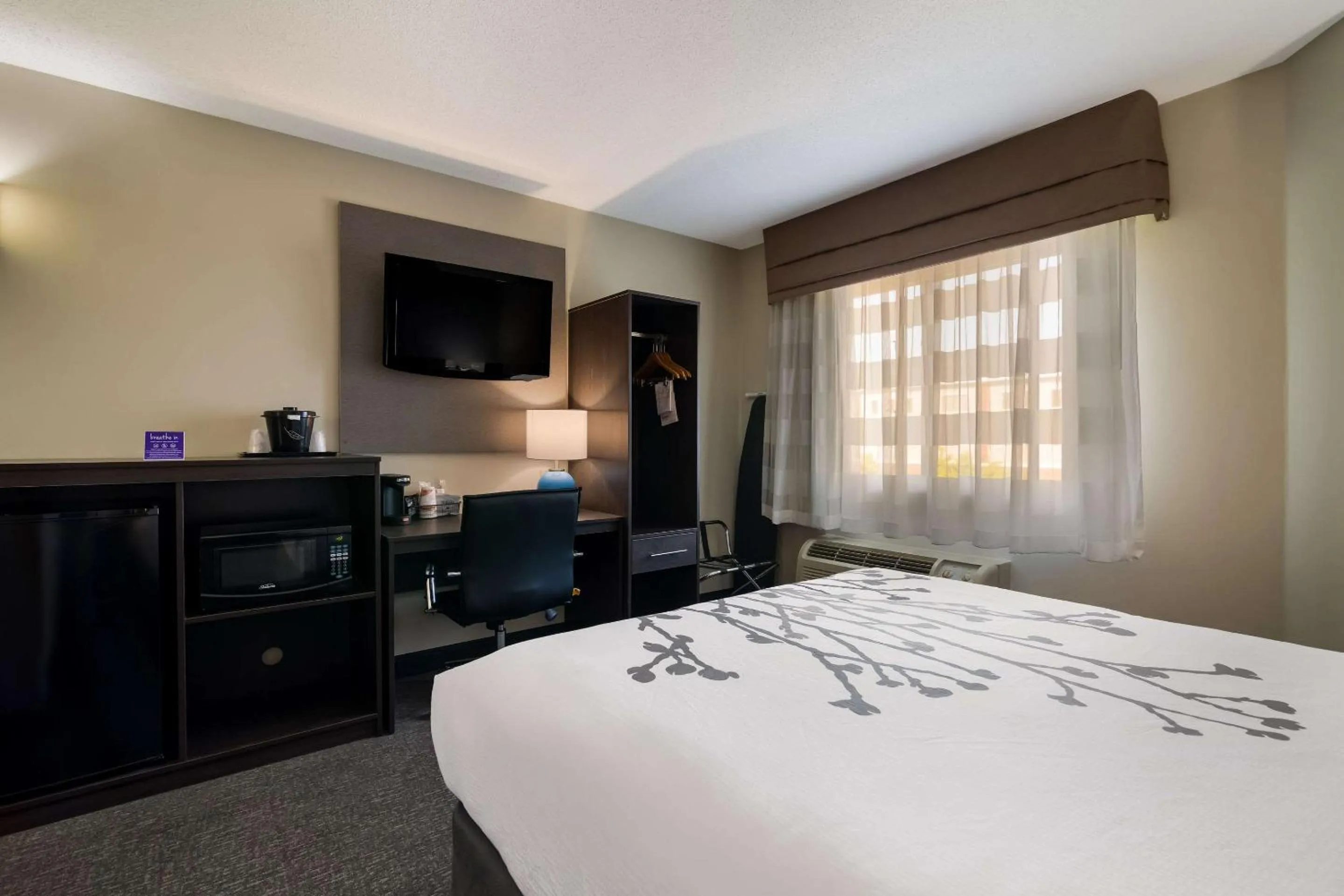 Bedroom, Bed in Garner Hotel Londonderry - Manchester by IHG