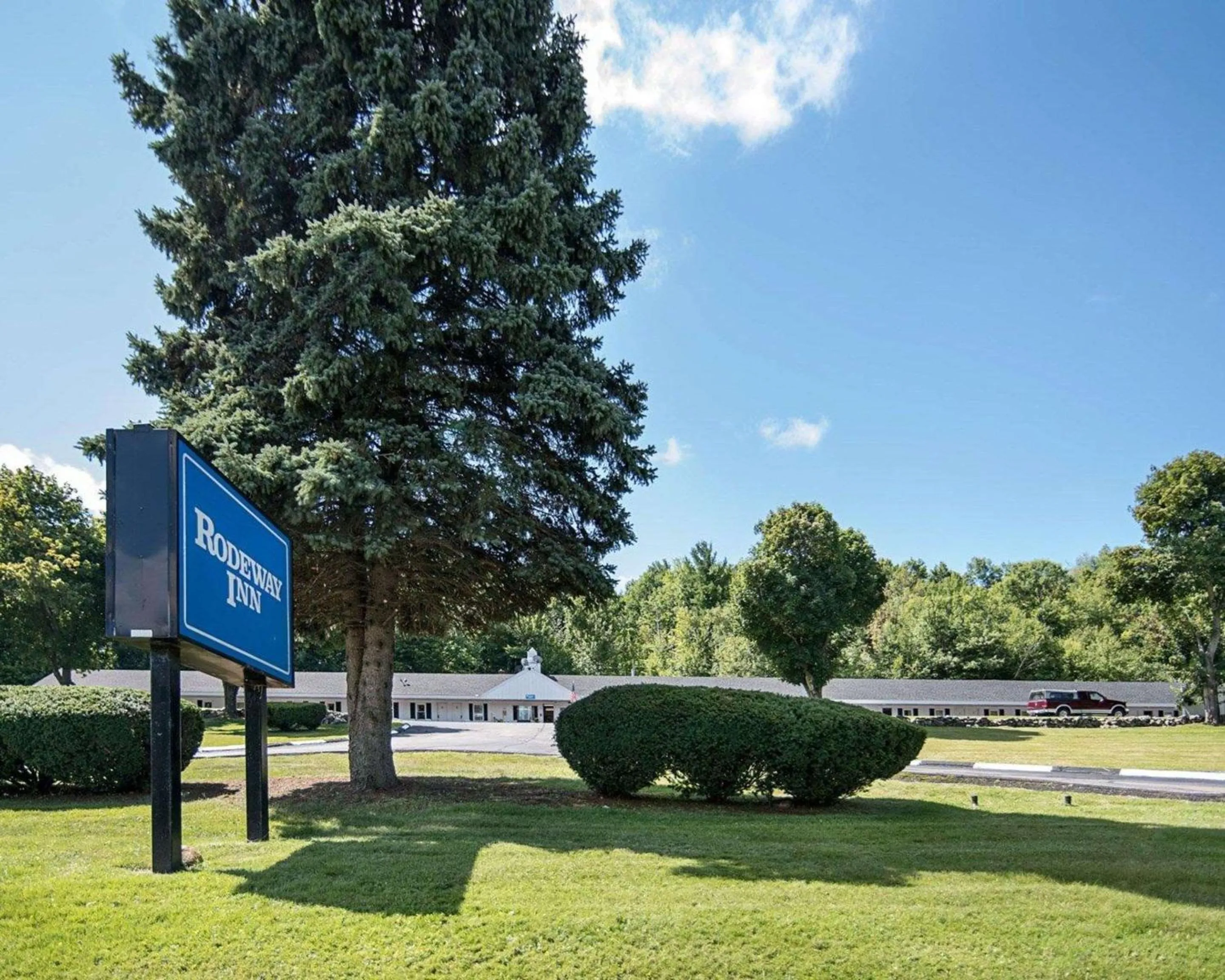 Property building, Garden in Rodeway Inn Westminster