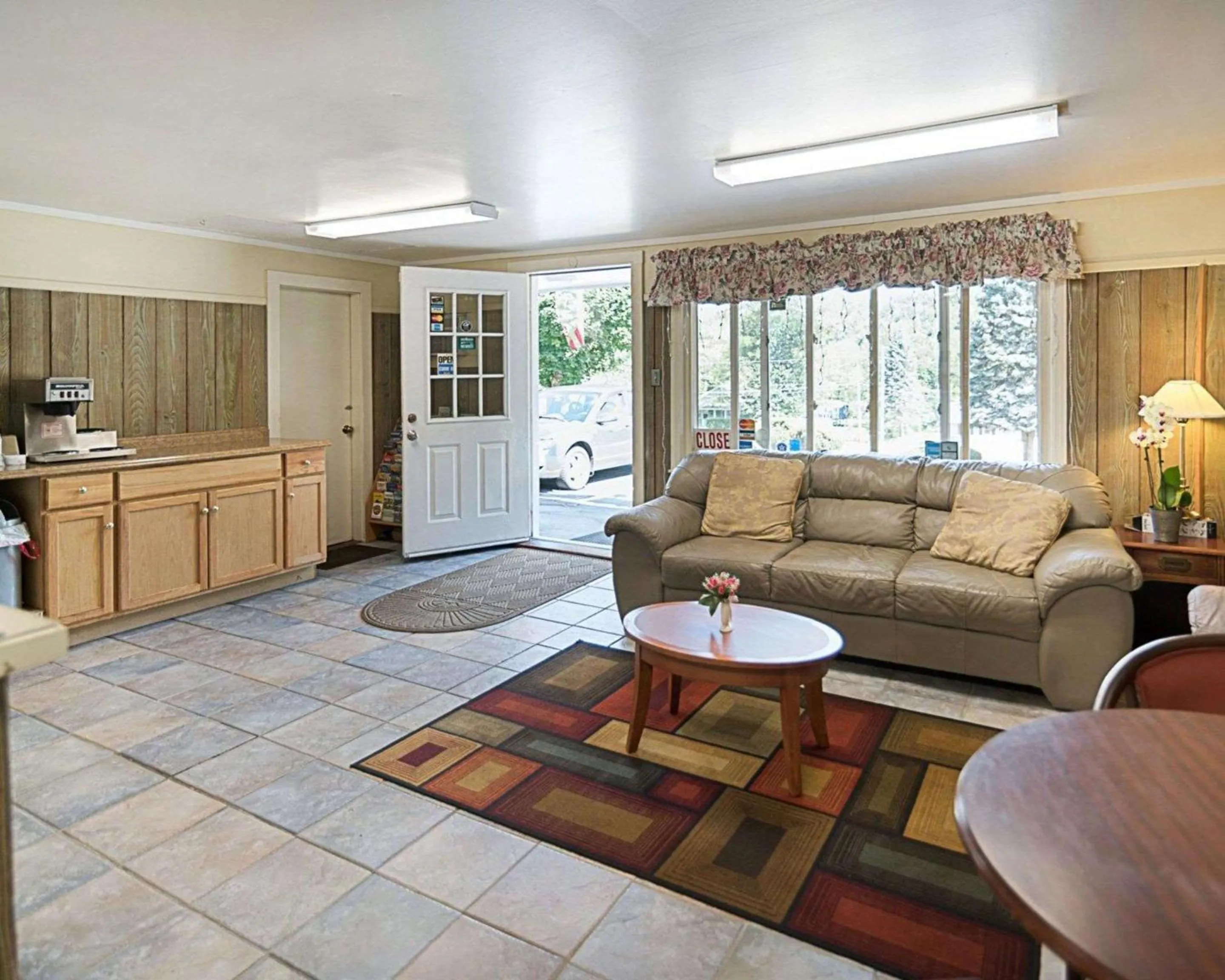 Lobby or reception, Seating Area in Rodeway Inn Westminster