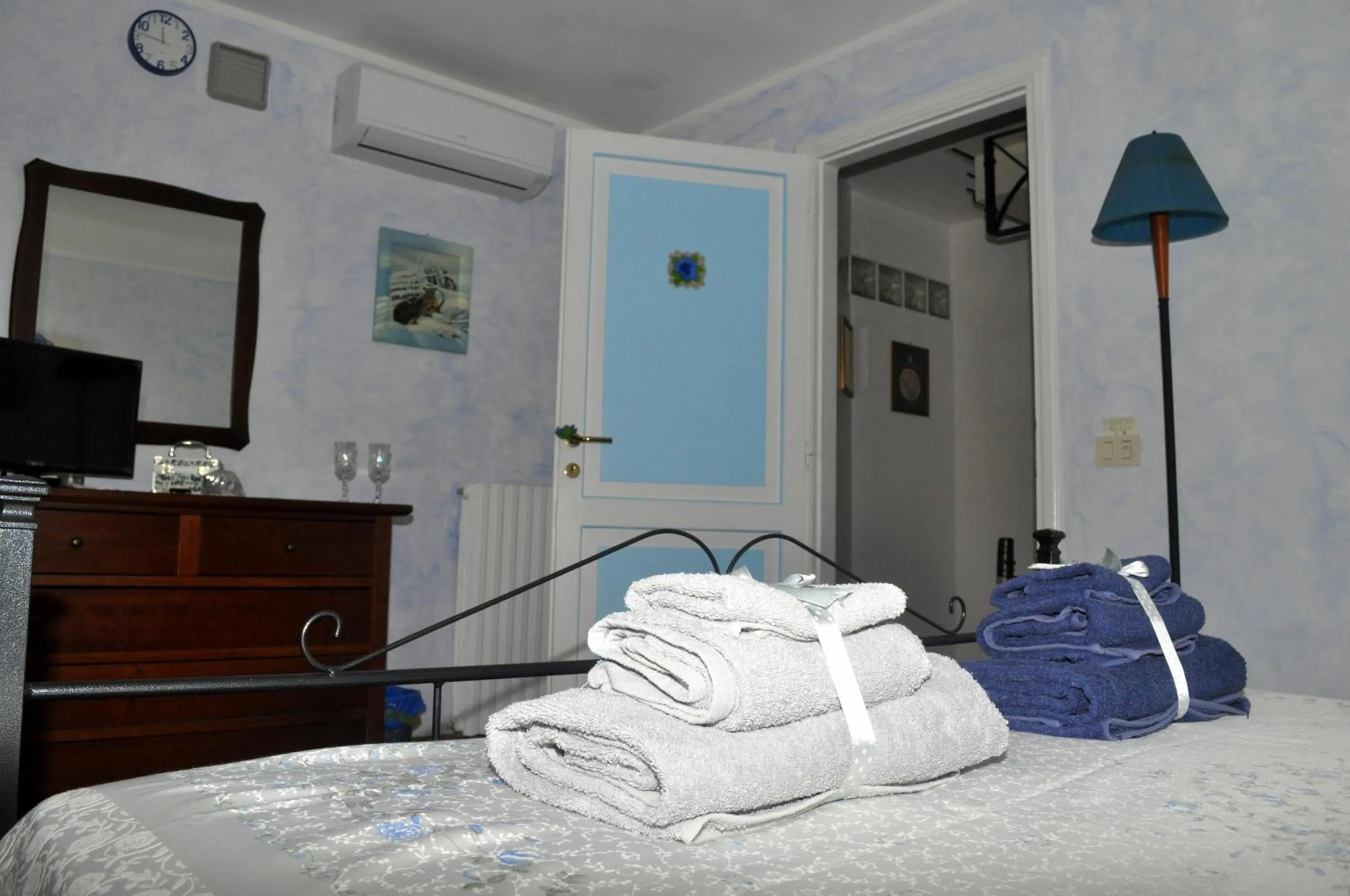 Photo of the whole room, Bed in Centro Storico