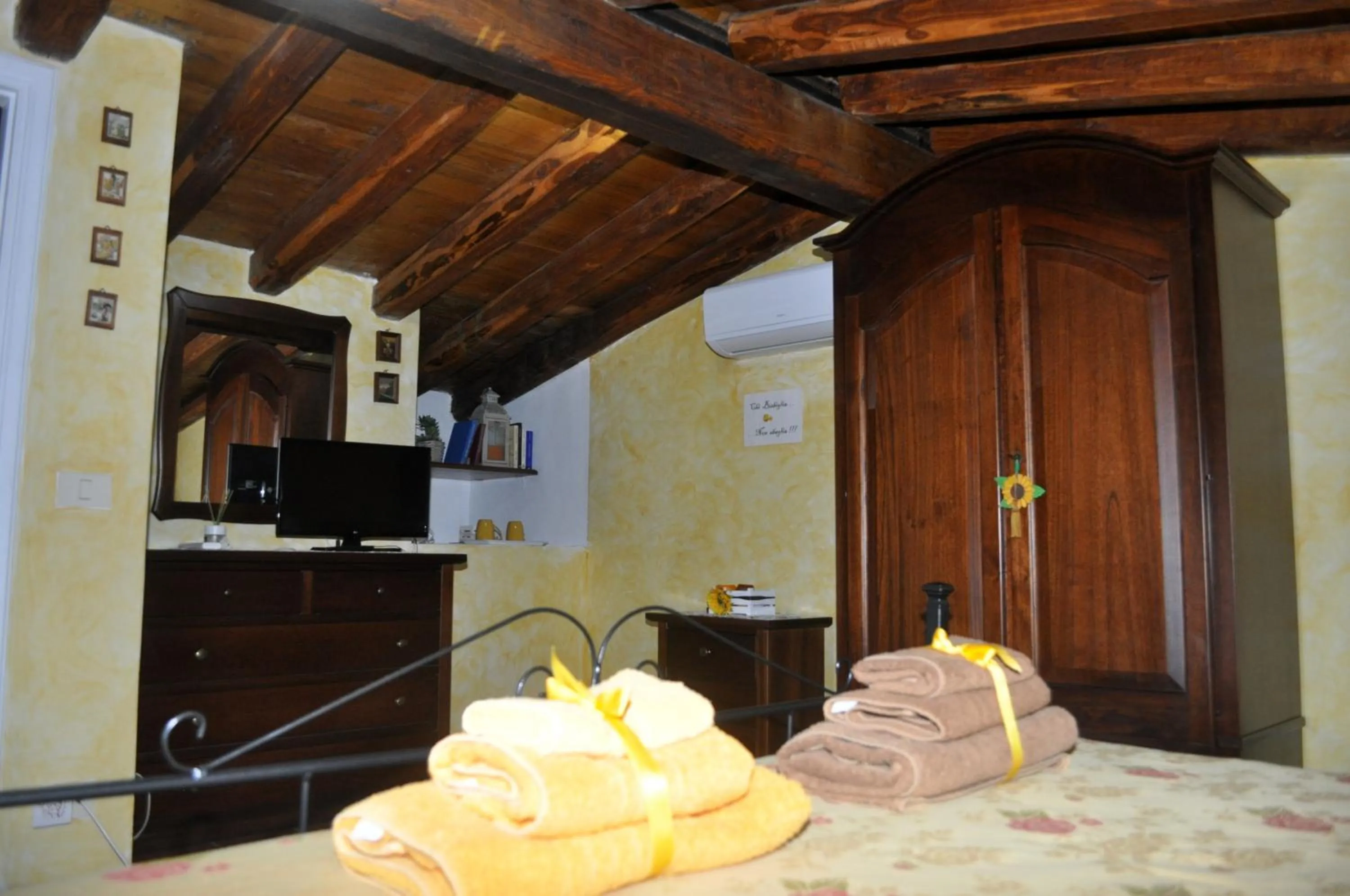 Photo of the whole room, Bed in Centro Storico