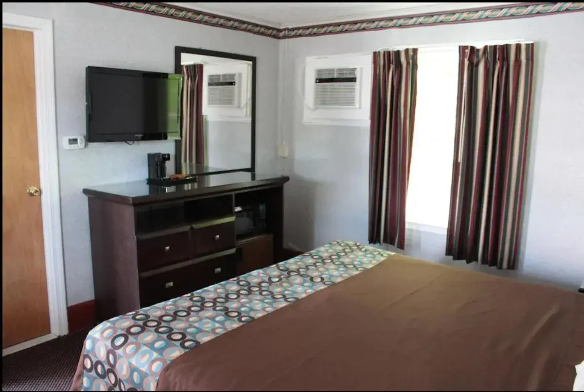 King Room with Whirlpool - Non-Smoking in Wagon Wheel Inn King Room with Whirlpool - Non-Smoking in Wagon Wheel Inn