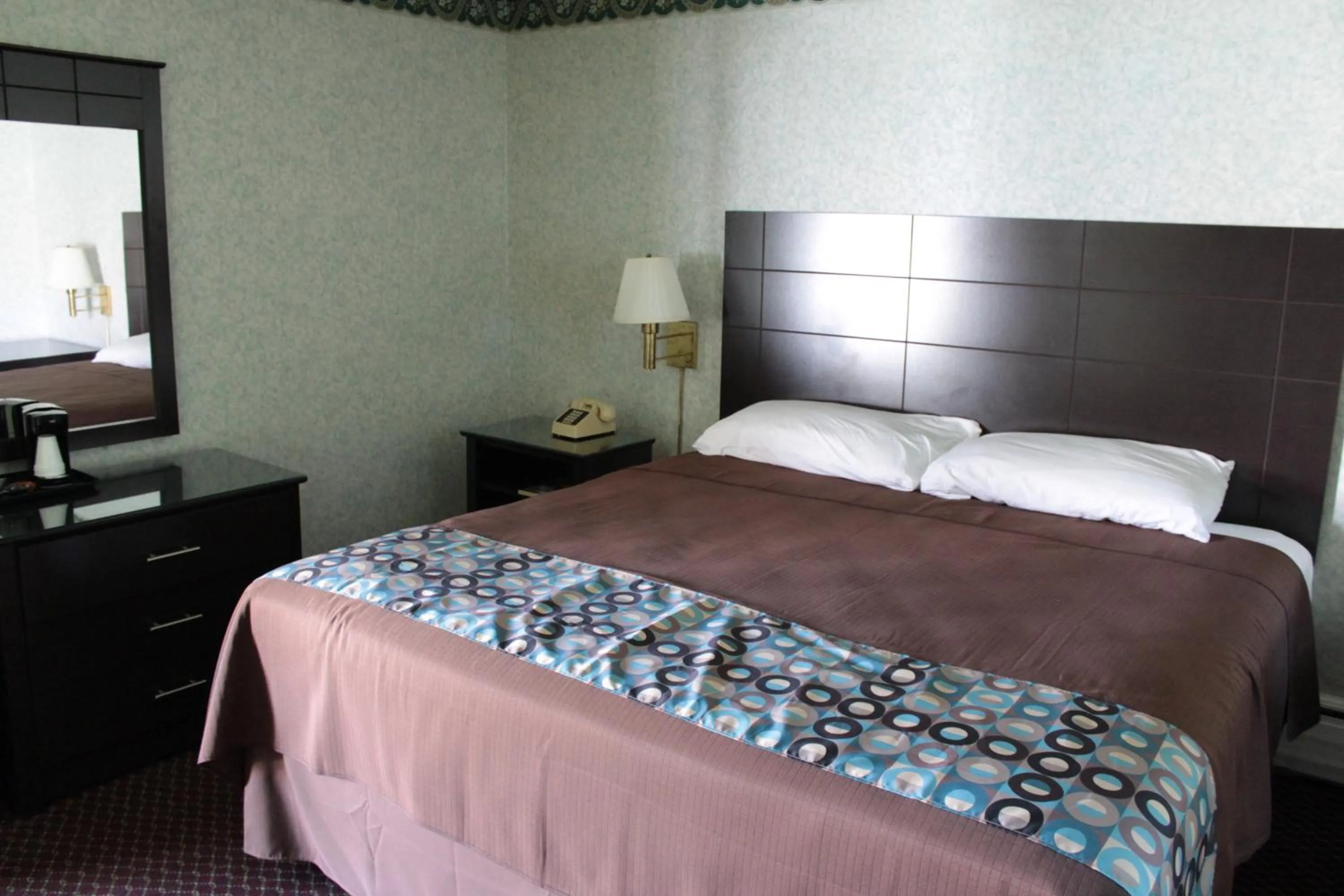 Bed in Wagon Wheel Inn