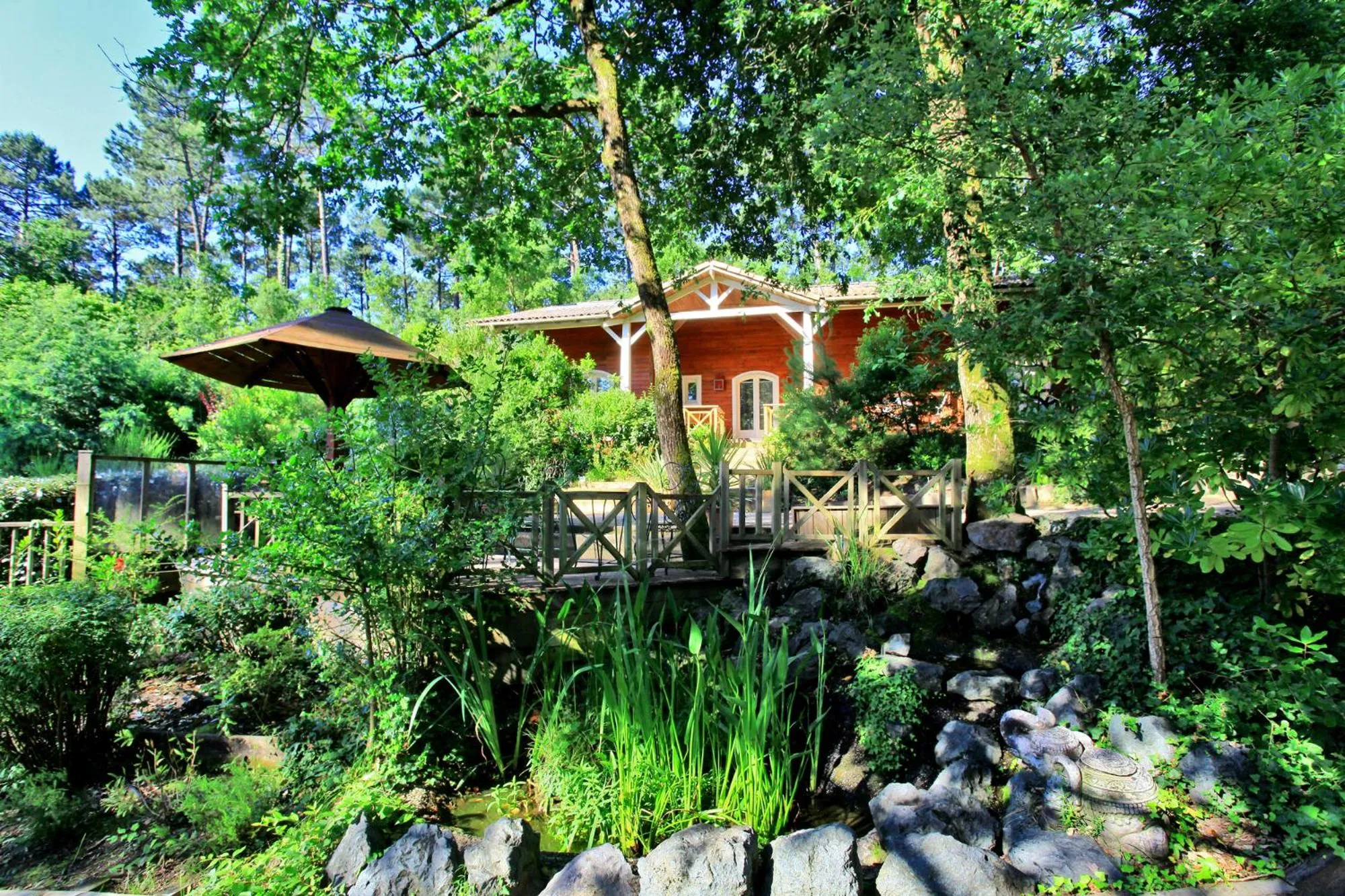 Patio in Village Nature et Océan à côté de la plage avec piscine et jacuzzi