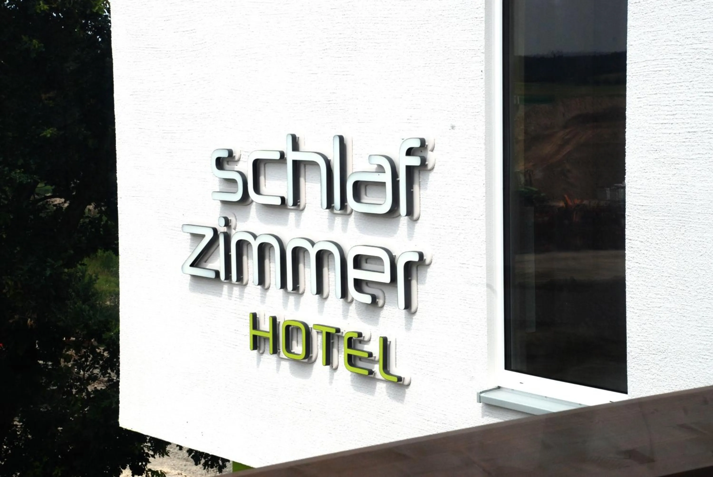 Logo/Certificate/Sign in Schlafzimmer - self Check-in