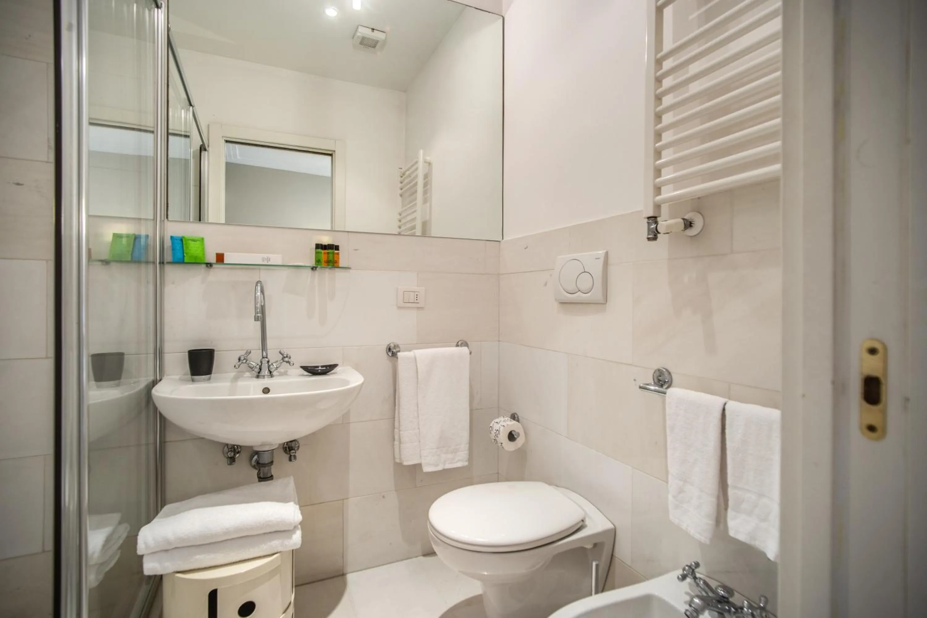 Shower in Gonfalone 6