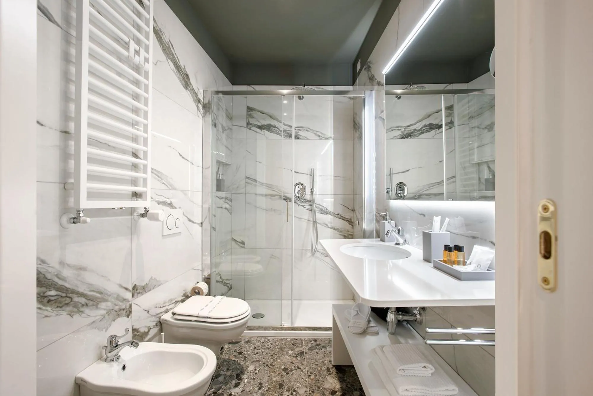 Shower in Gonfalone 6