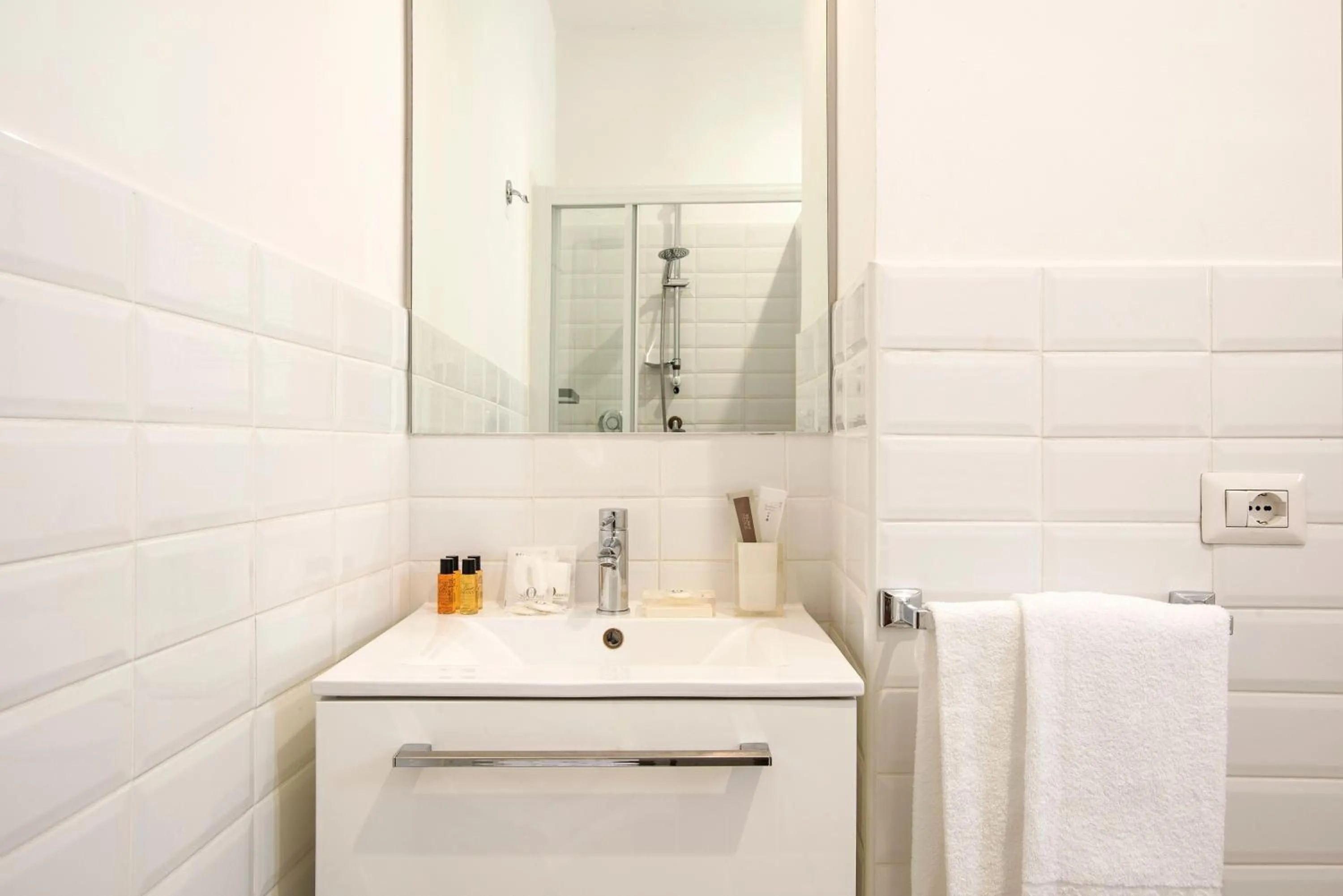 Shower in Gonfalone 6