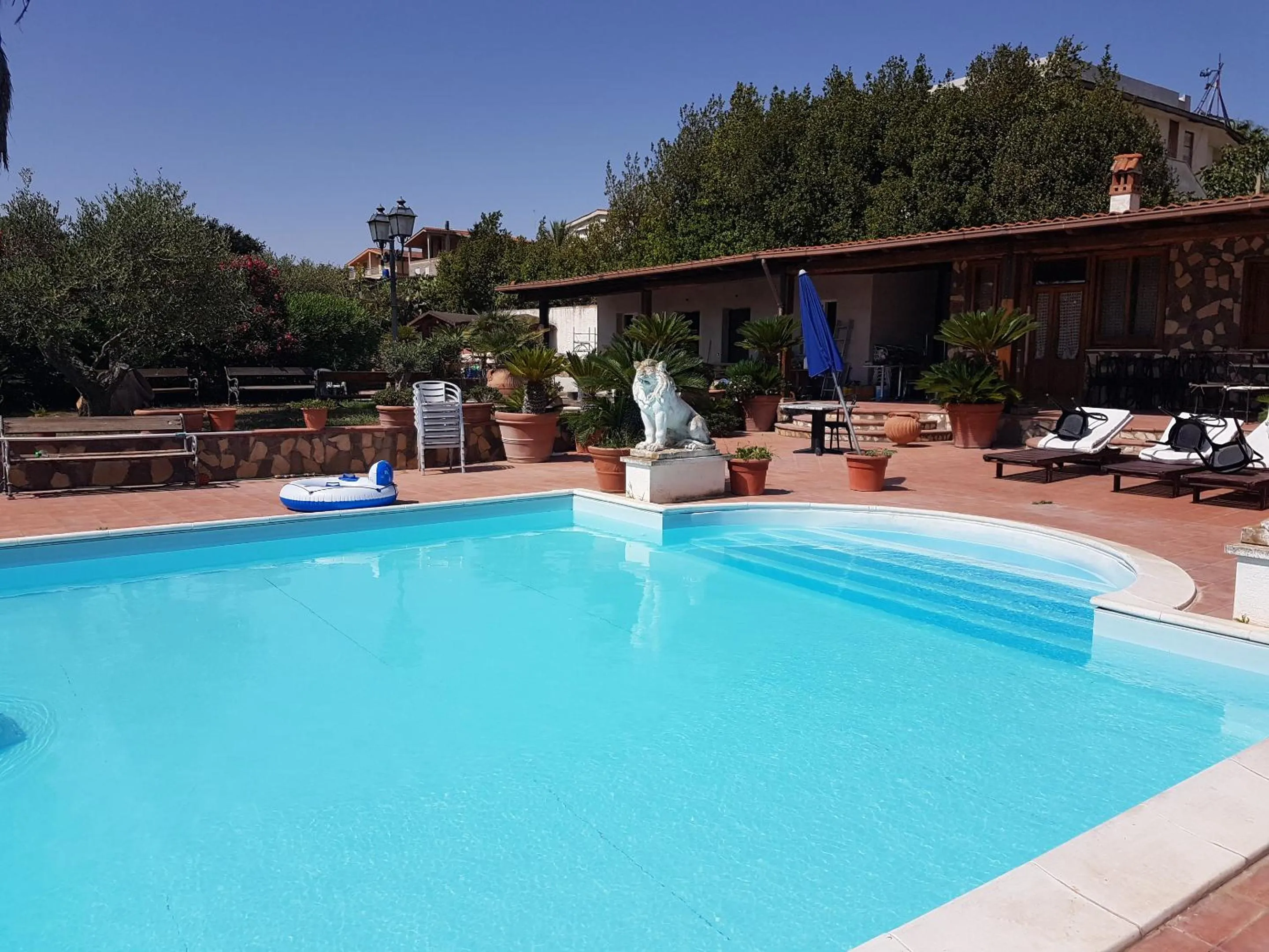 Pool view in L'oasi di Ambra