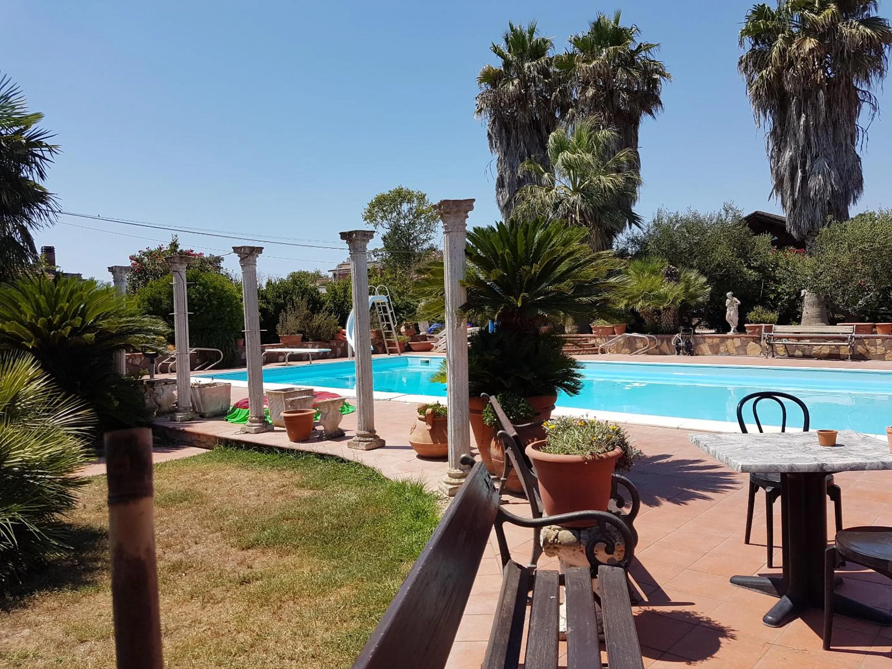 Pool view in L'oasi di Ambra