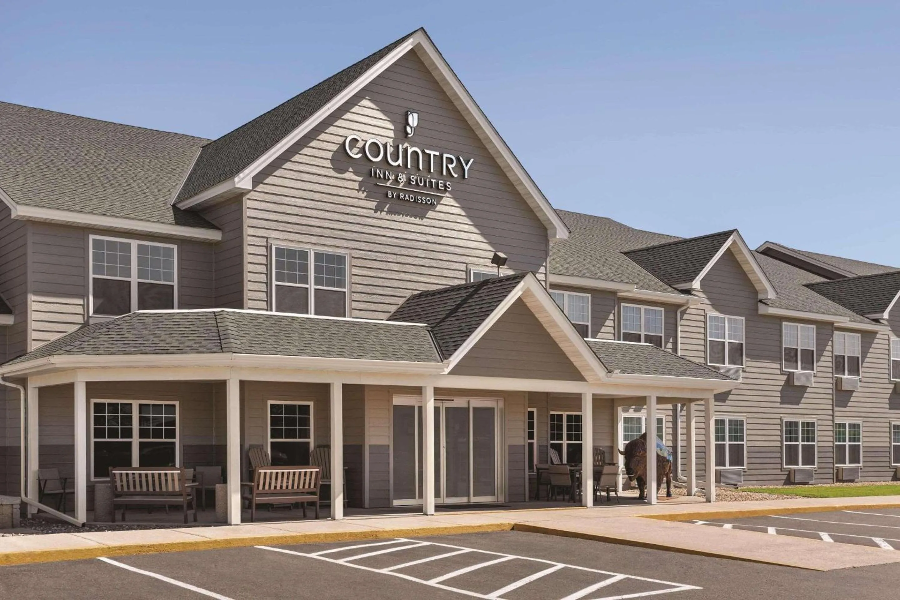 Property building in Country Inn & Suites by Radisson, Buffalo, MN
