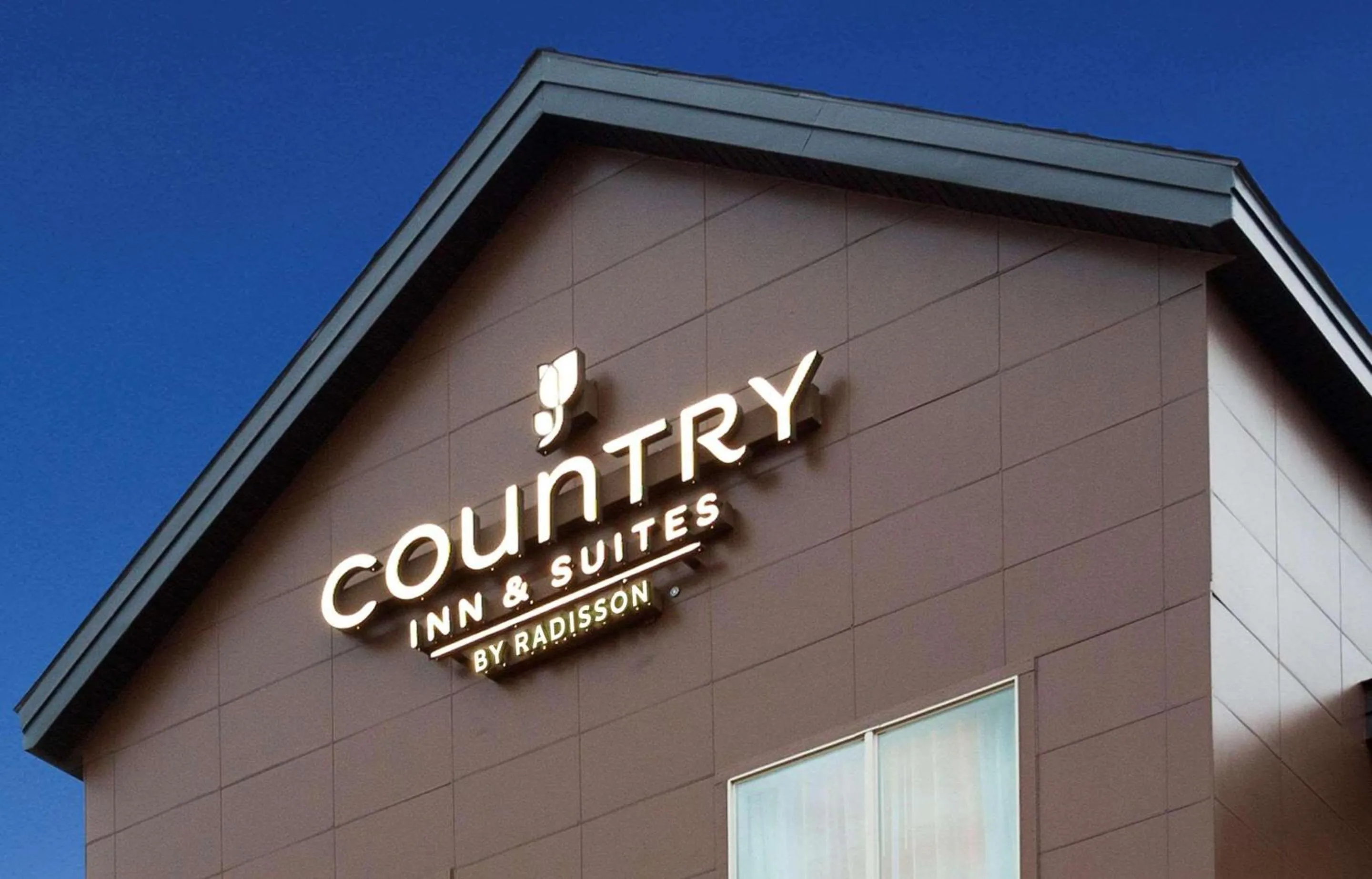 Property building in Country Inn & Suites by Radisson, Buffalo, MN