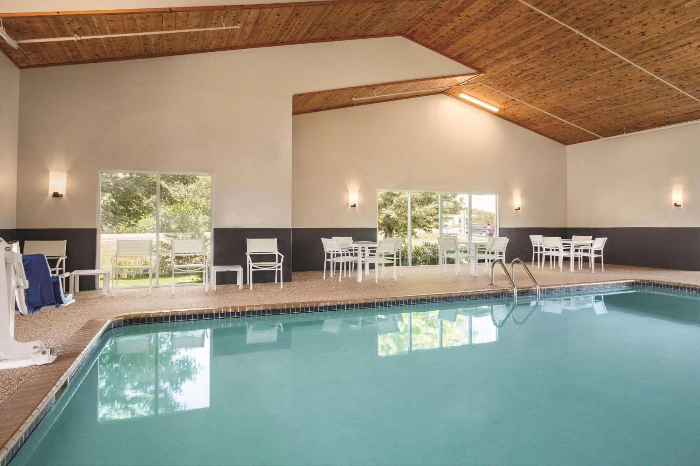 Swimming pool in Country Inn & Suites by Radisson, Buffalo, MN