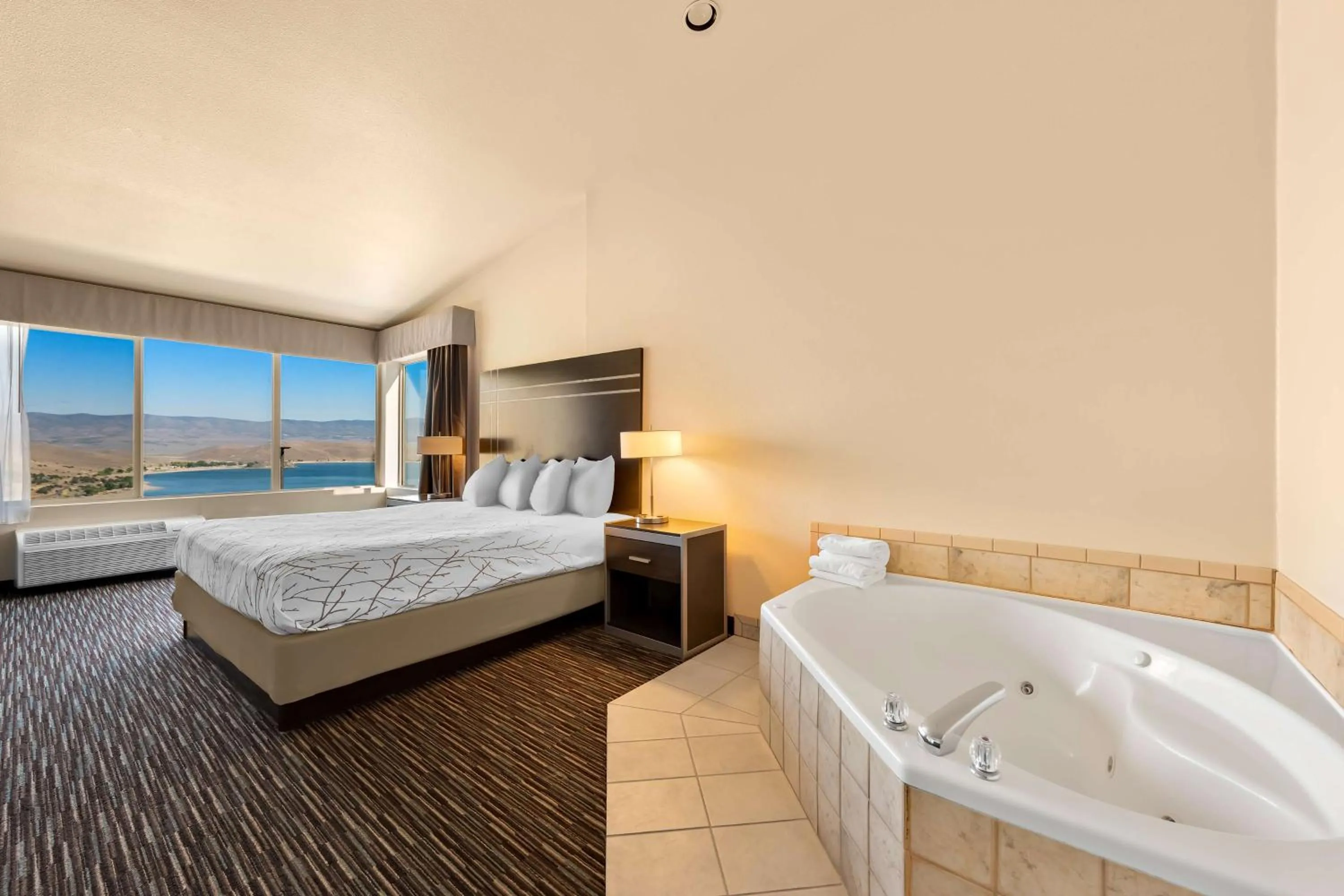 Photo of the whole room, Bed in Best Western Topaz Lake Inn