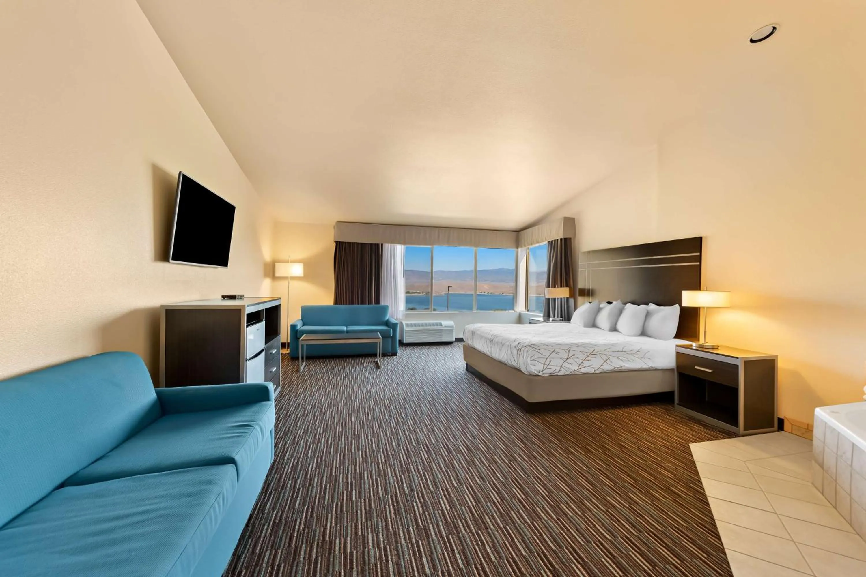 Photo of the whole room, Bed in Best Western Topaz Lake Inn