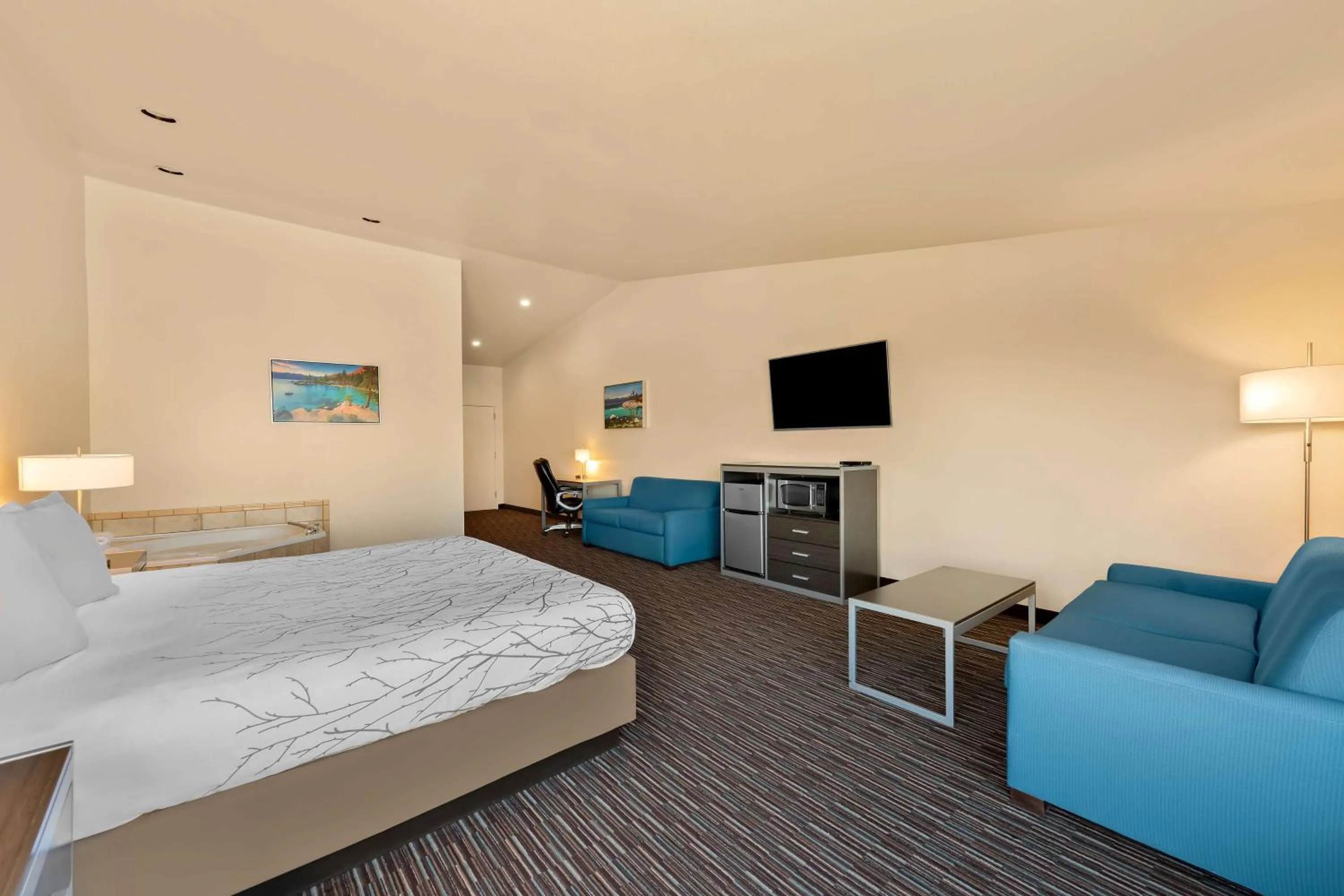 Photo of the whole room, Bed in Best Western Topaz Lake Inn