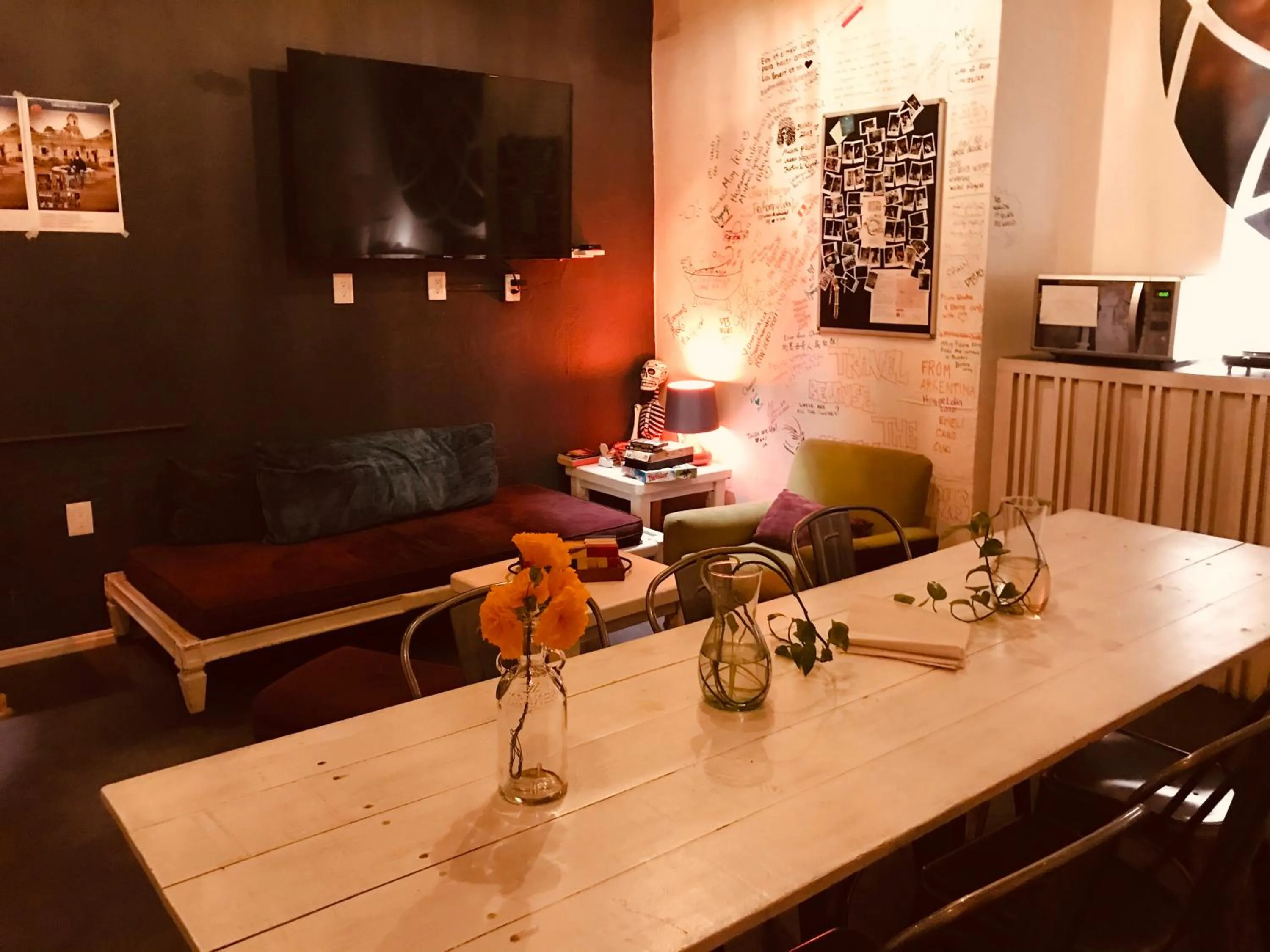 Communal lounge/ TV room in Hostal Regina Down Town Mexico City