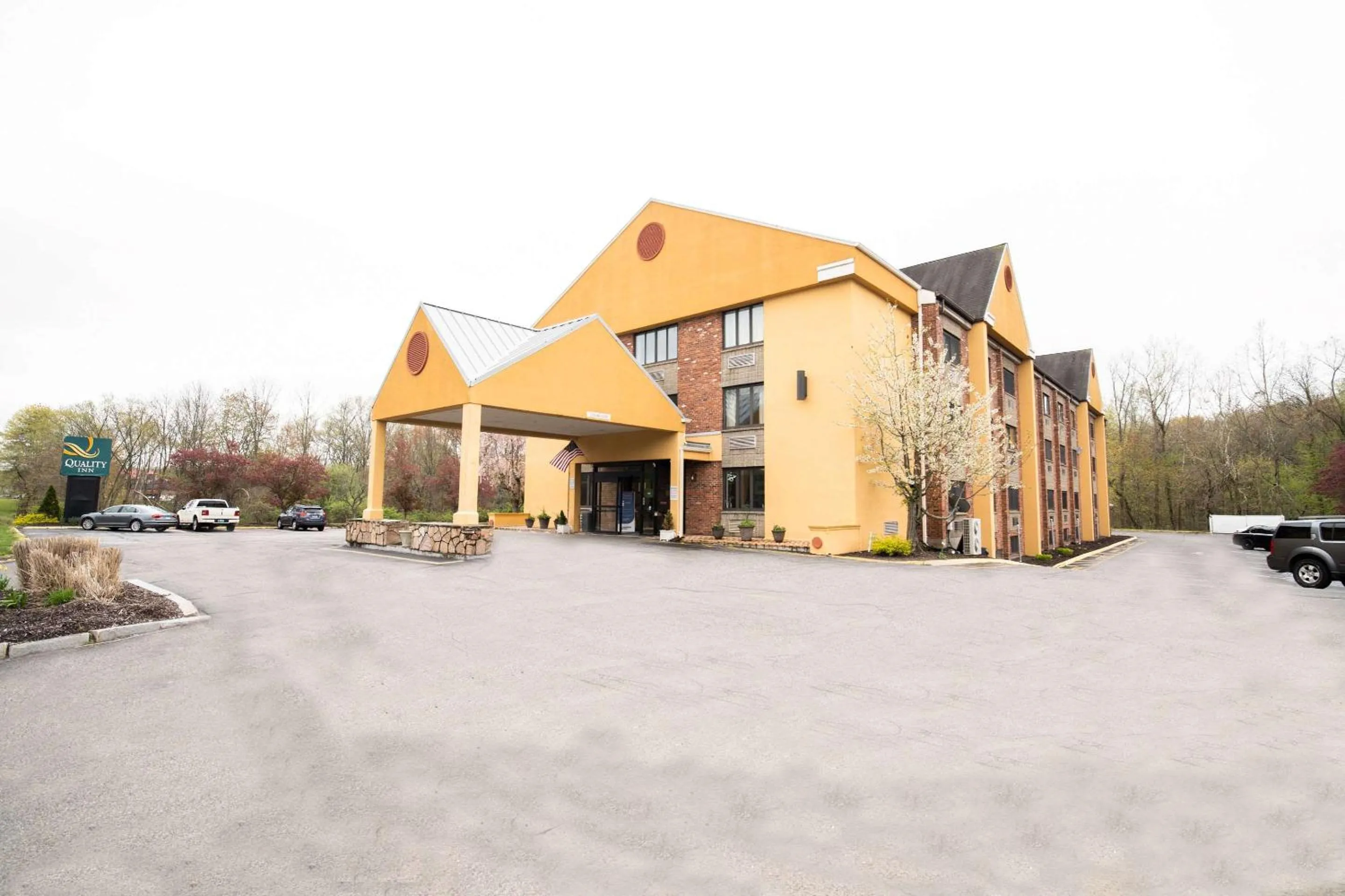 Property building in Quality Inn Cromwell - Middletown
