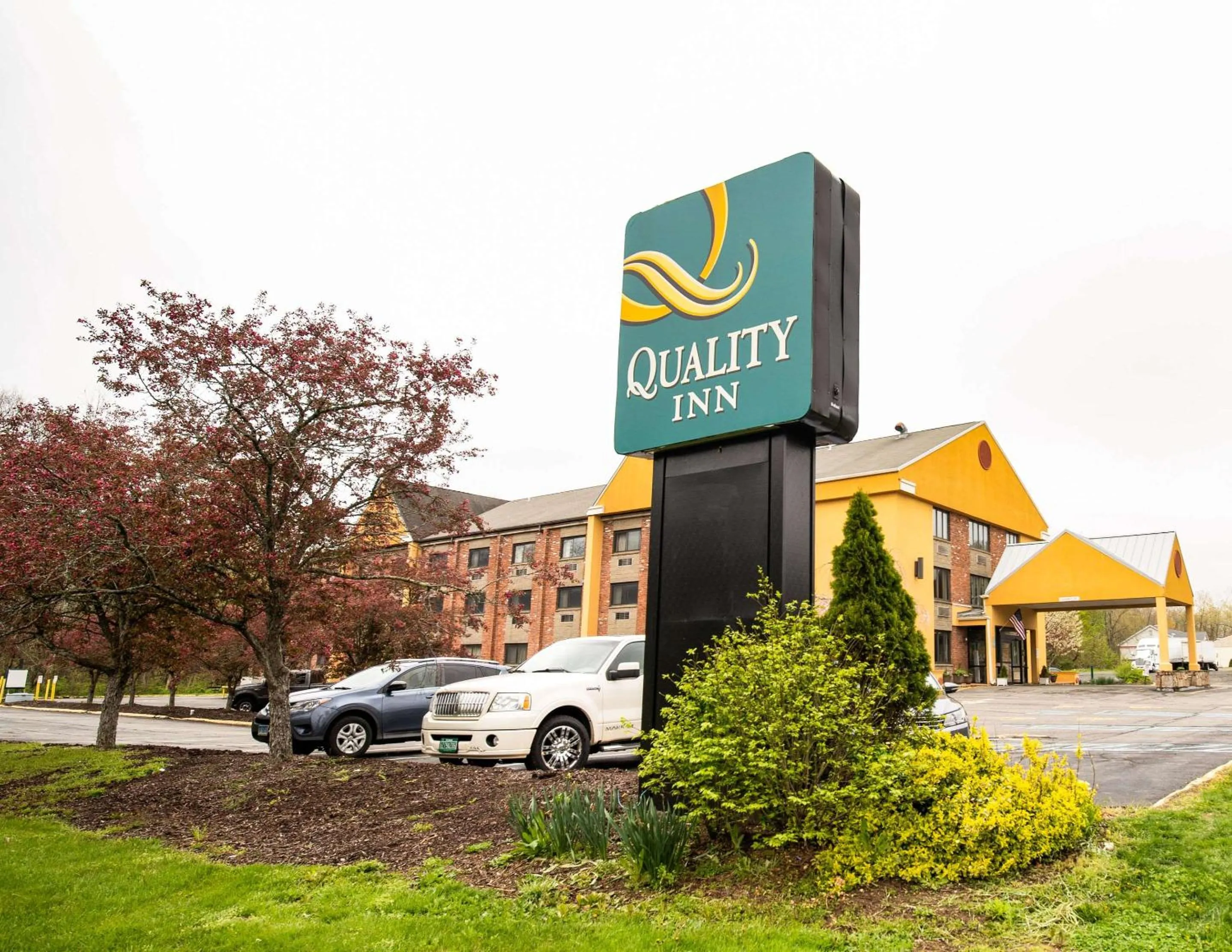 Property building in Quality Inn Cromwell - Middletown