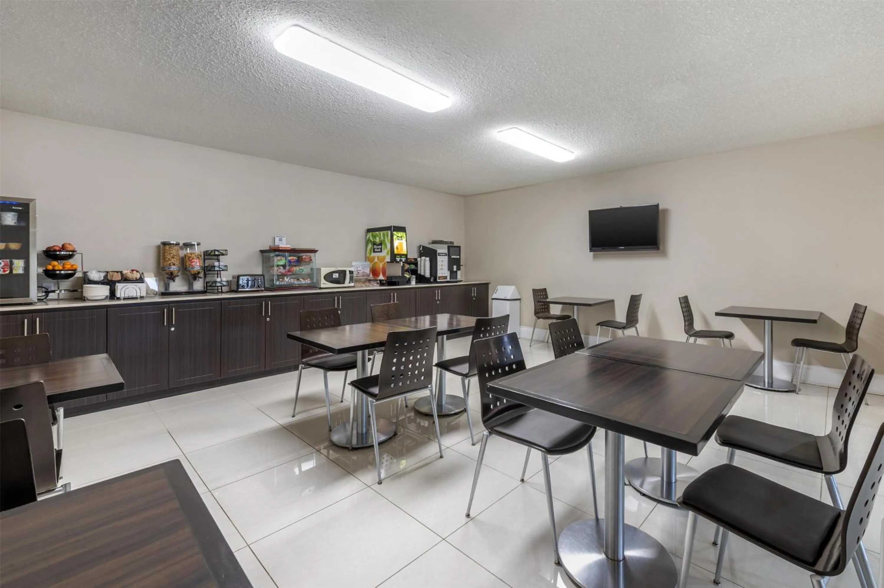 Breakfast in SureStay Hotel by Best Western Kemptville