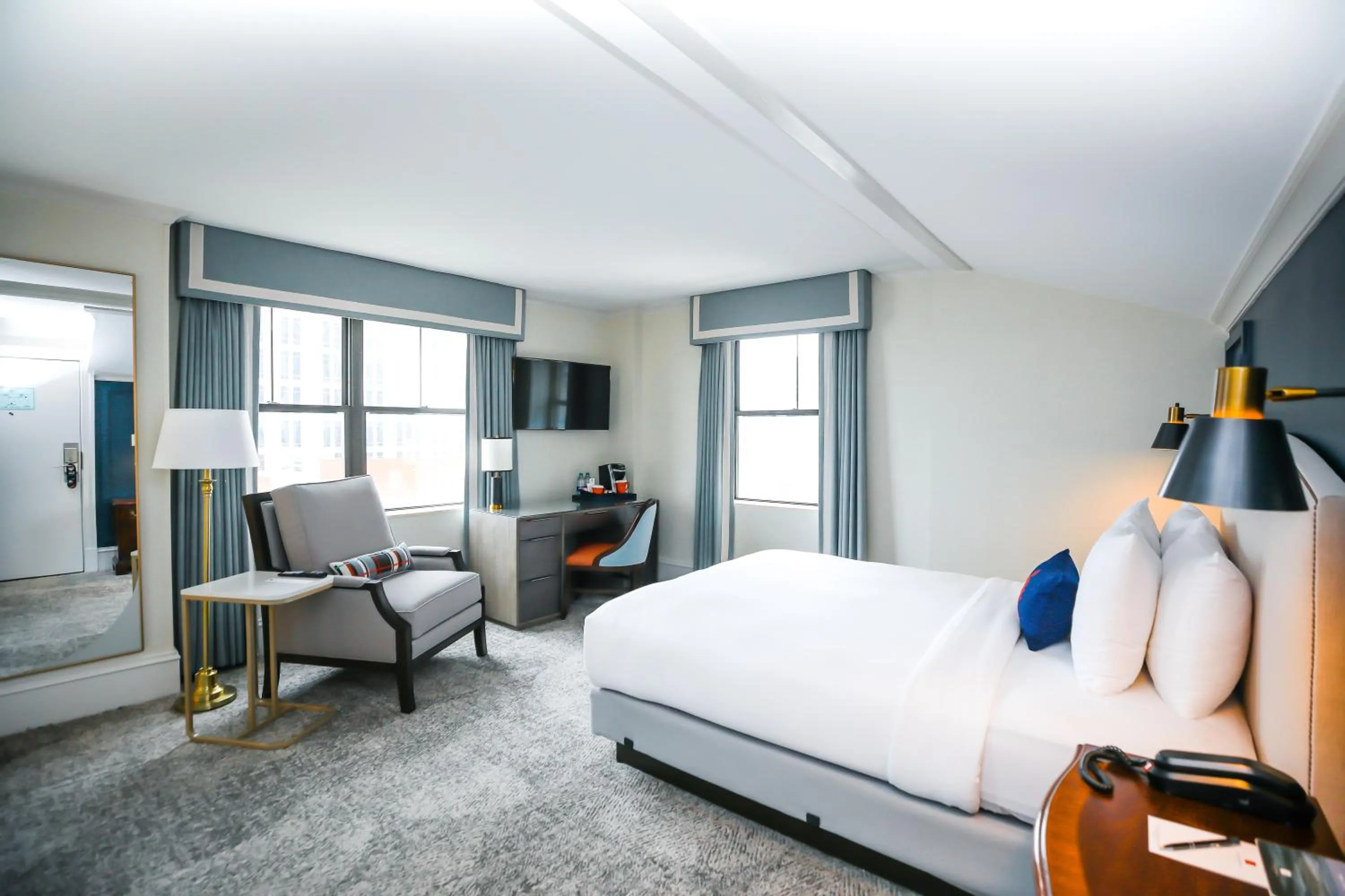 Bedroom, Bed in Dunhill Hotel