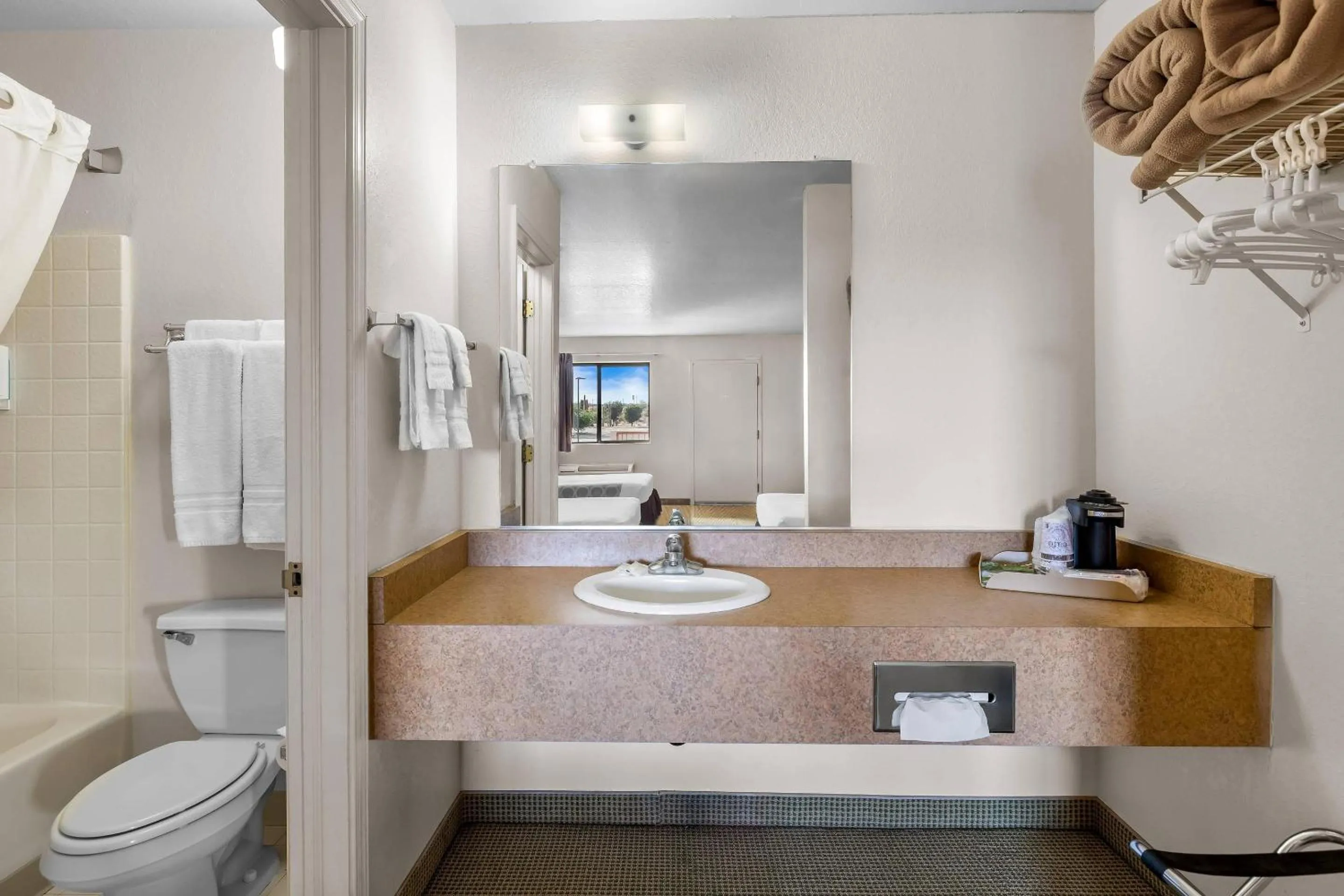 Bedroom in Rodeway Inn Copper Stay Benson AZ I-10 Exit 304