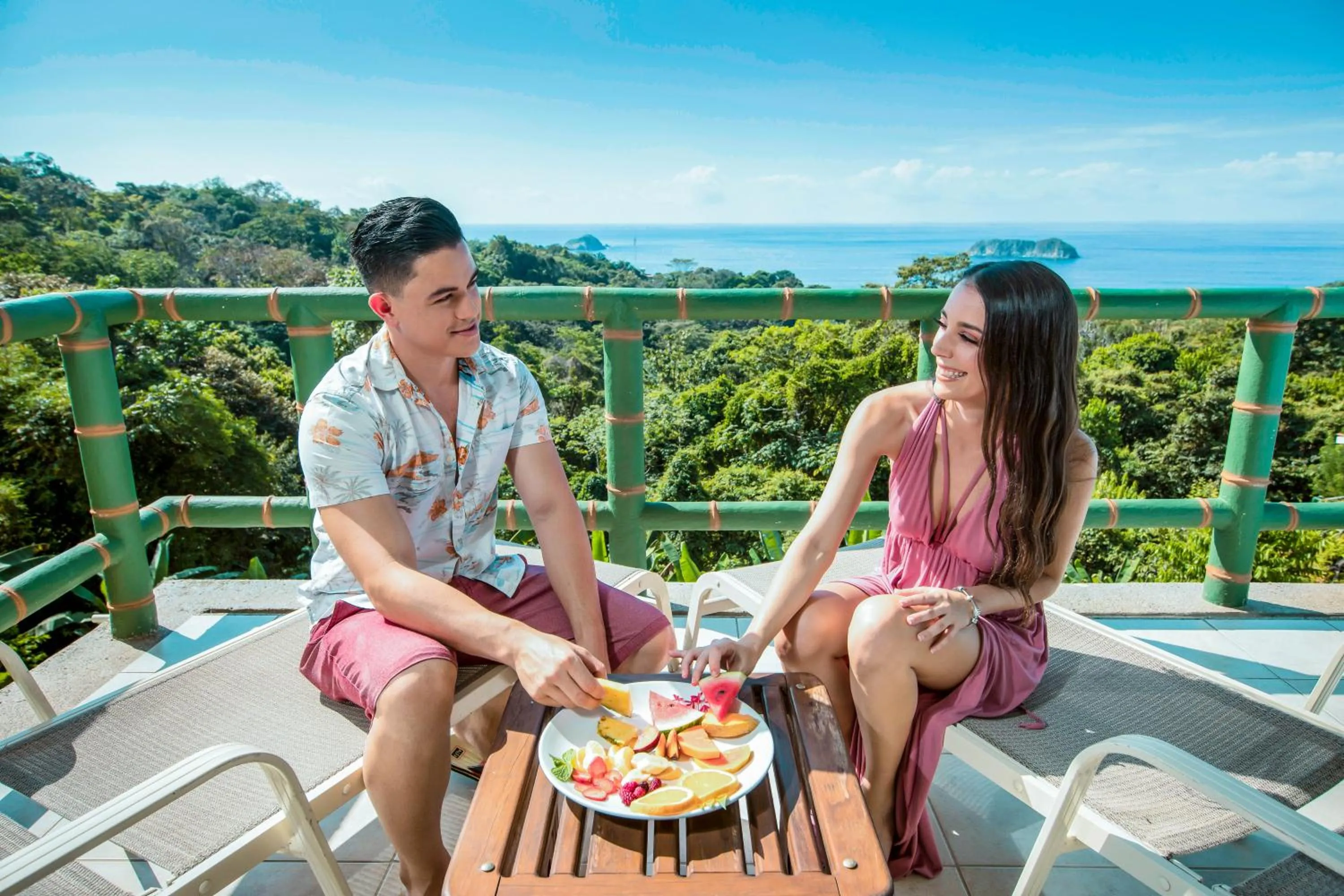 People in Si Como No Resort & Wildlife Refuge