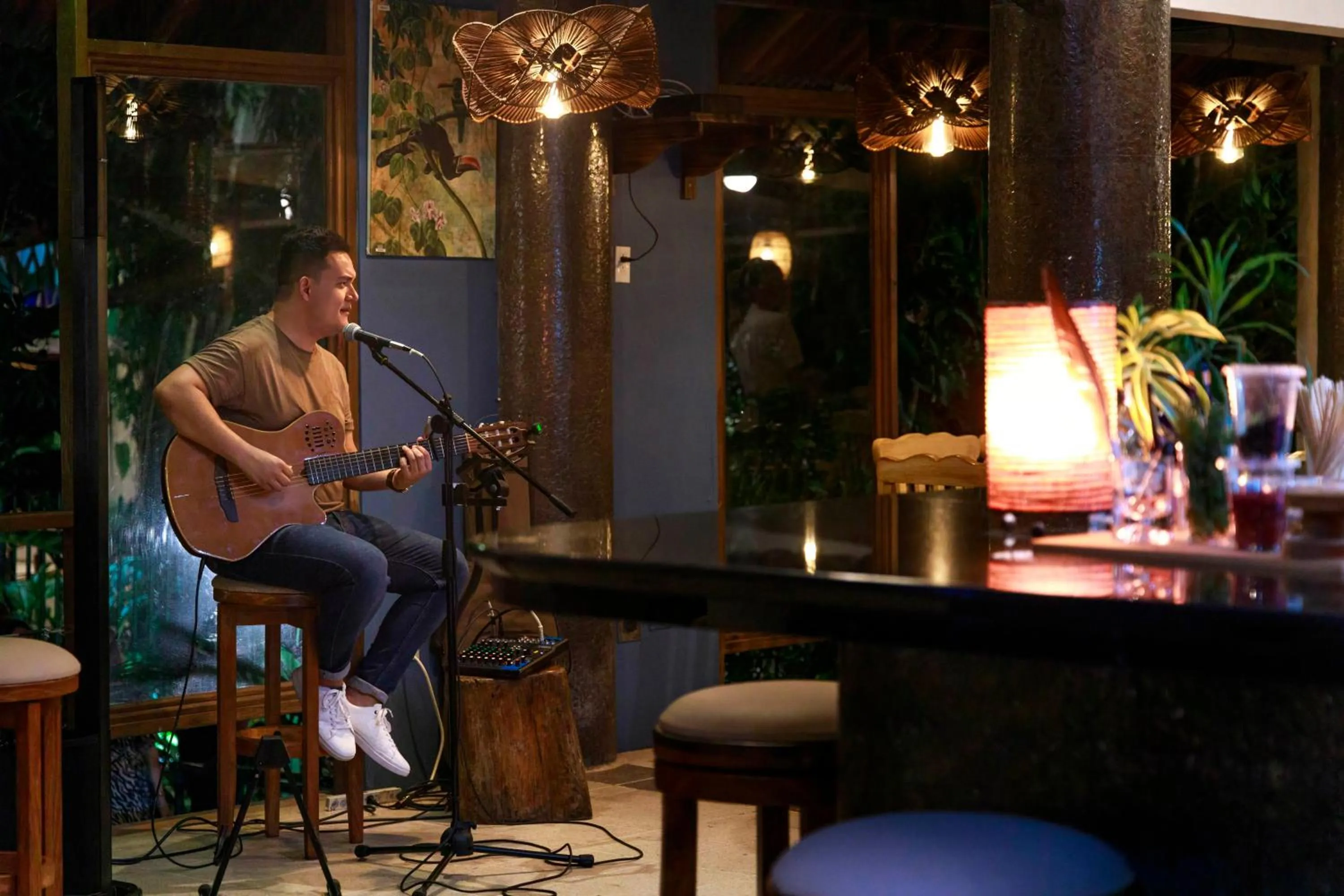 People in Si Como No Resort & Wildlife Refuge