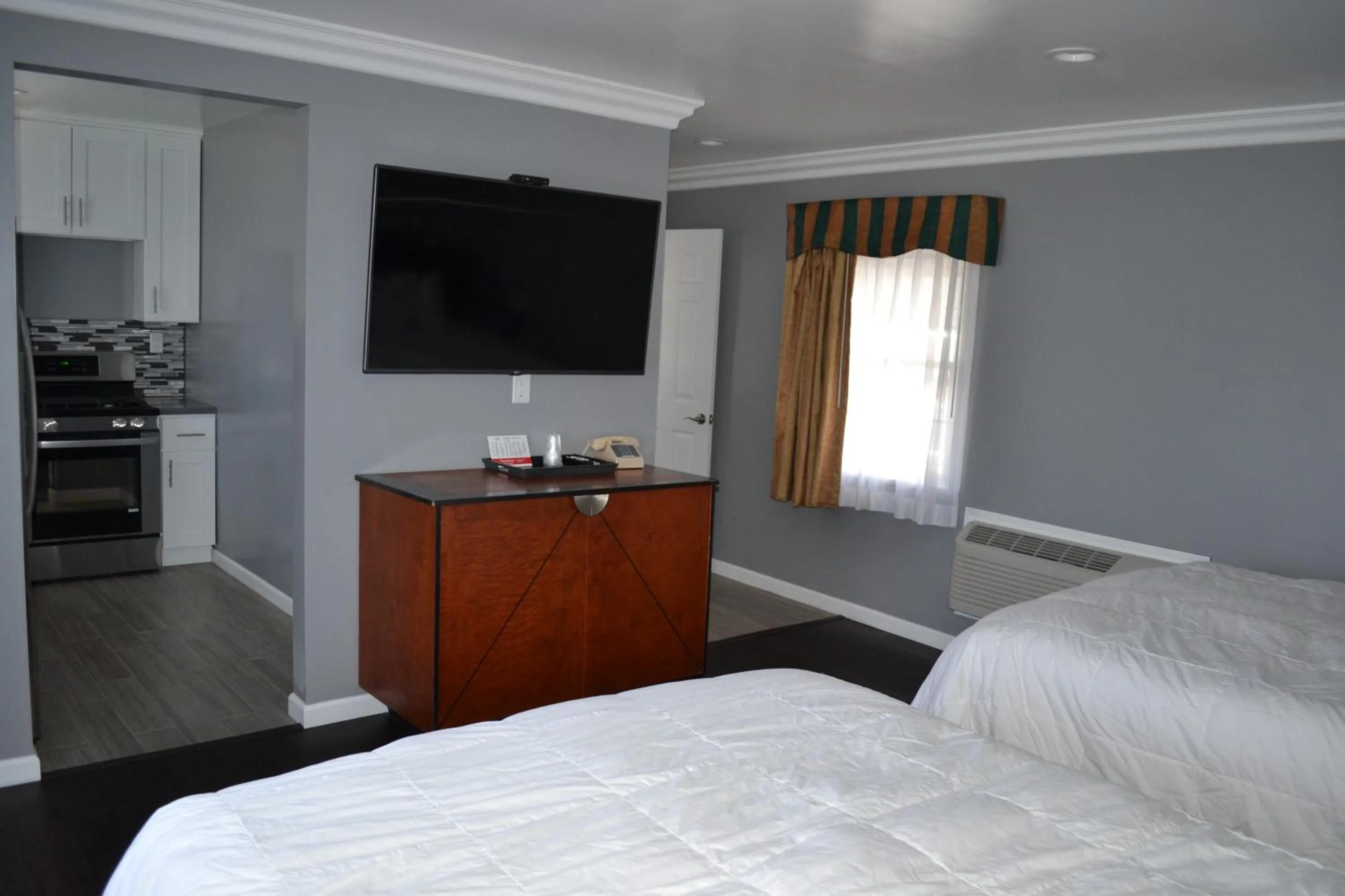 Photo of the whole room, Bed in Rex Motel