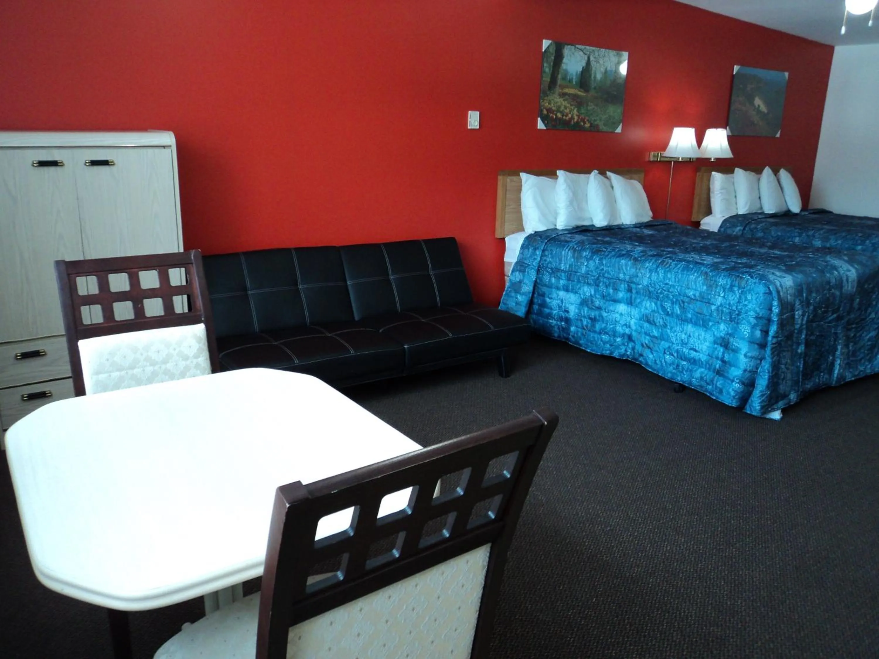 Photo of the whole room, Bed in Rymal's Motel